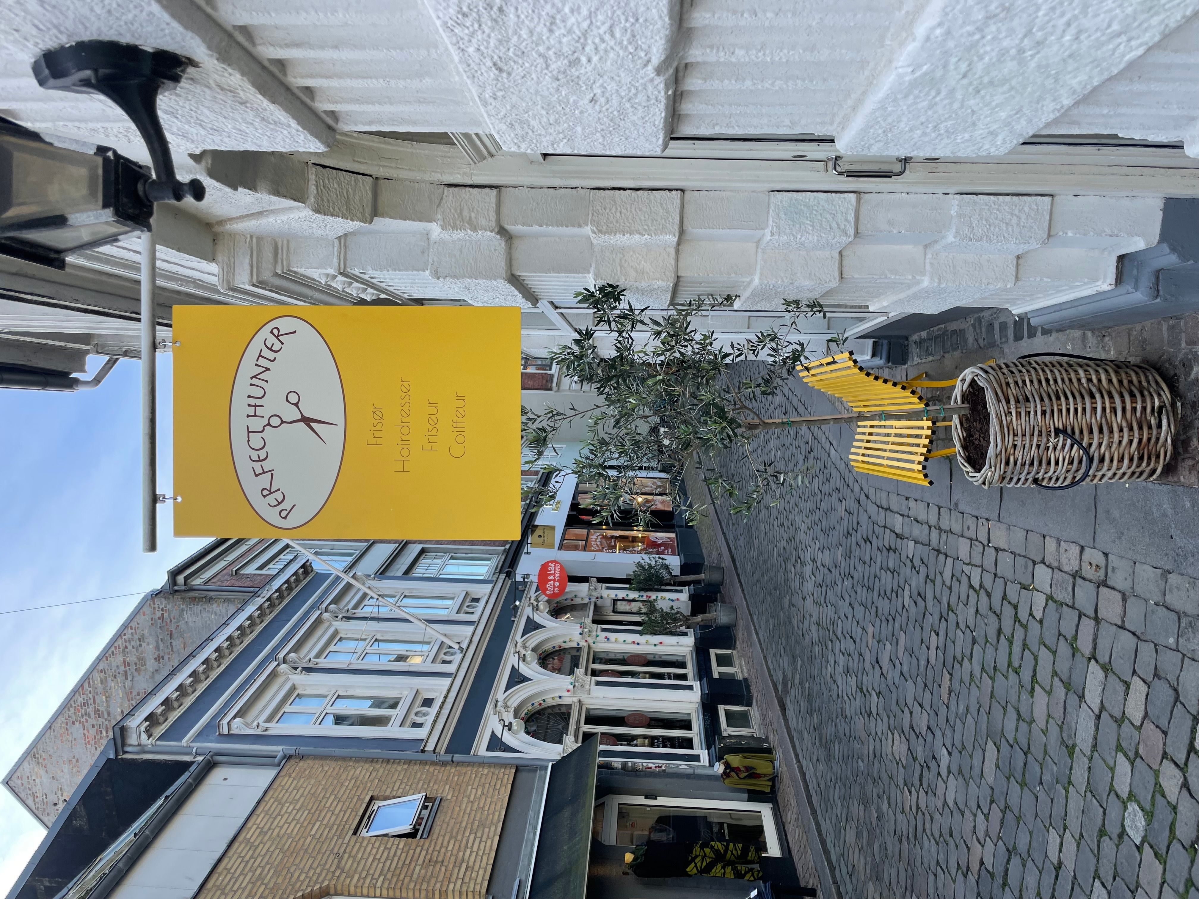 Butik med skjærer Refecthunter, der ligger i en gammel bygning med røde mursten og hvide vinduer