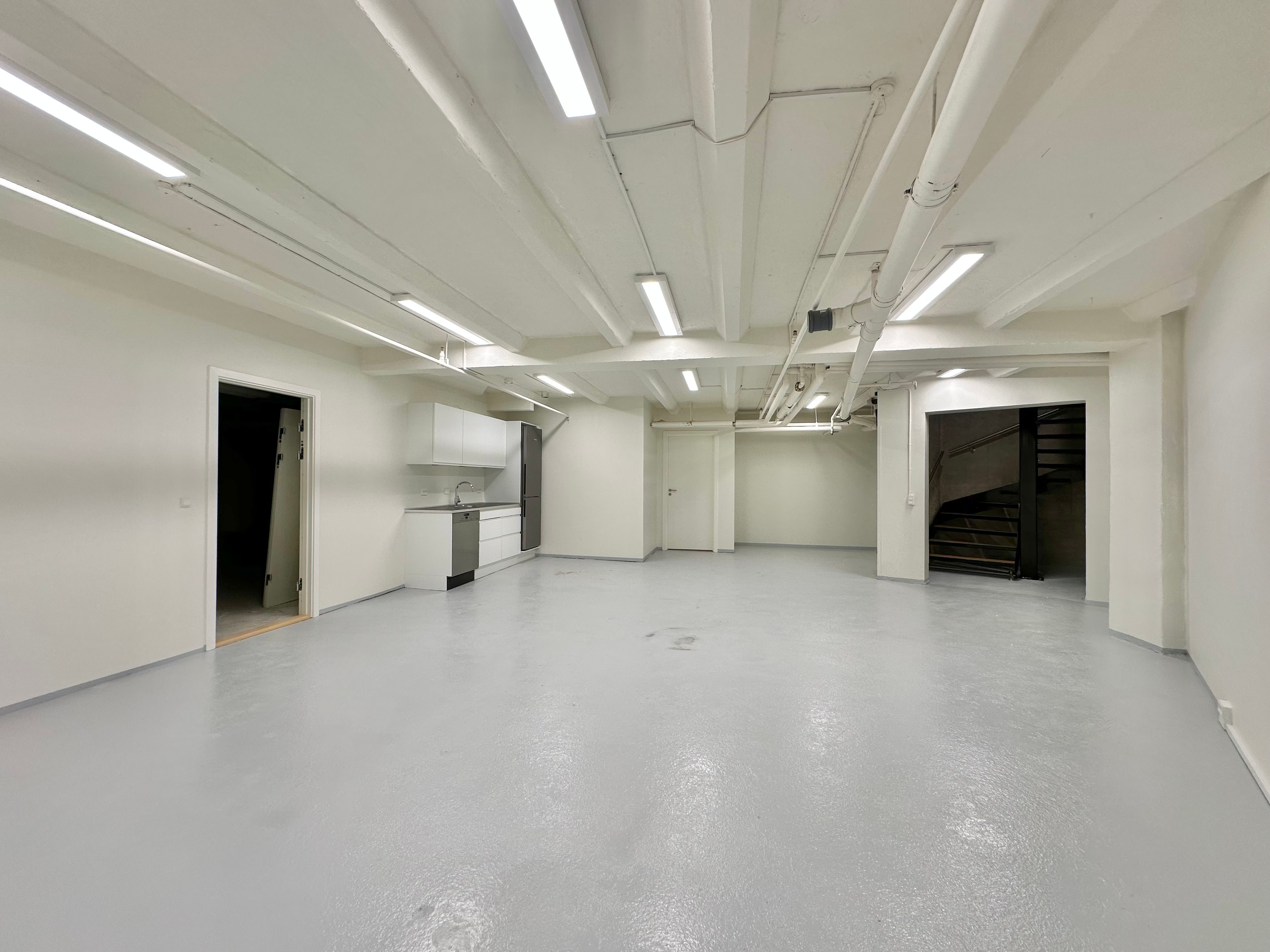 Rummelig og lyse butikslokaler med et lager på 68 m2 og et kælderrum på 37 m2 til leje på Slotsgade 20 i Odense C