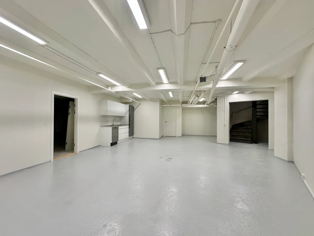 Rummelig og lyse butikslokaler med et lager på 68 m2 og et kælderrum på 37 m2 til leje på Slotsgade 20 i Odense C