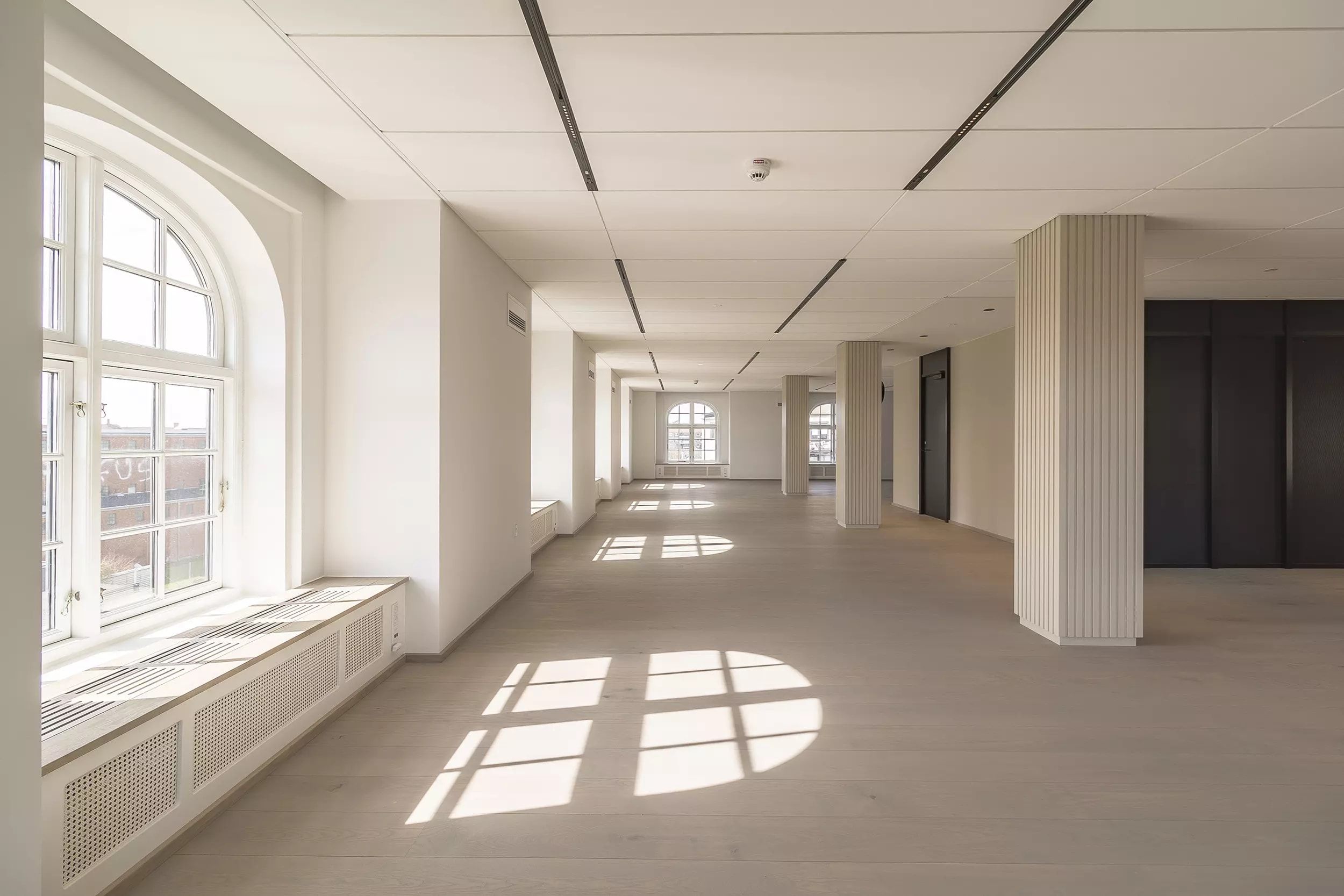 Kortere gange med høje hvælvinger og lyse gulve. Vinduer med hvide omhyggeligt forseglede rammer. Væggene er hvide og sømløse