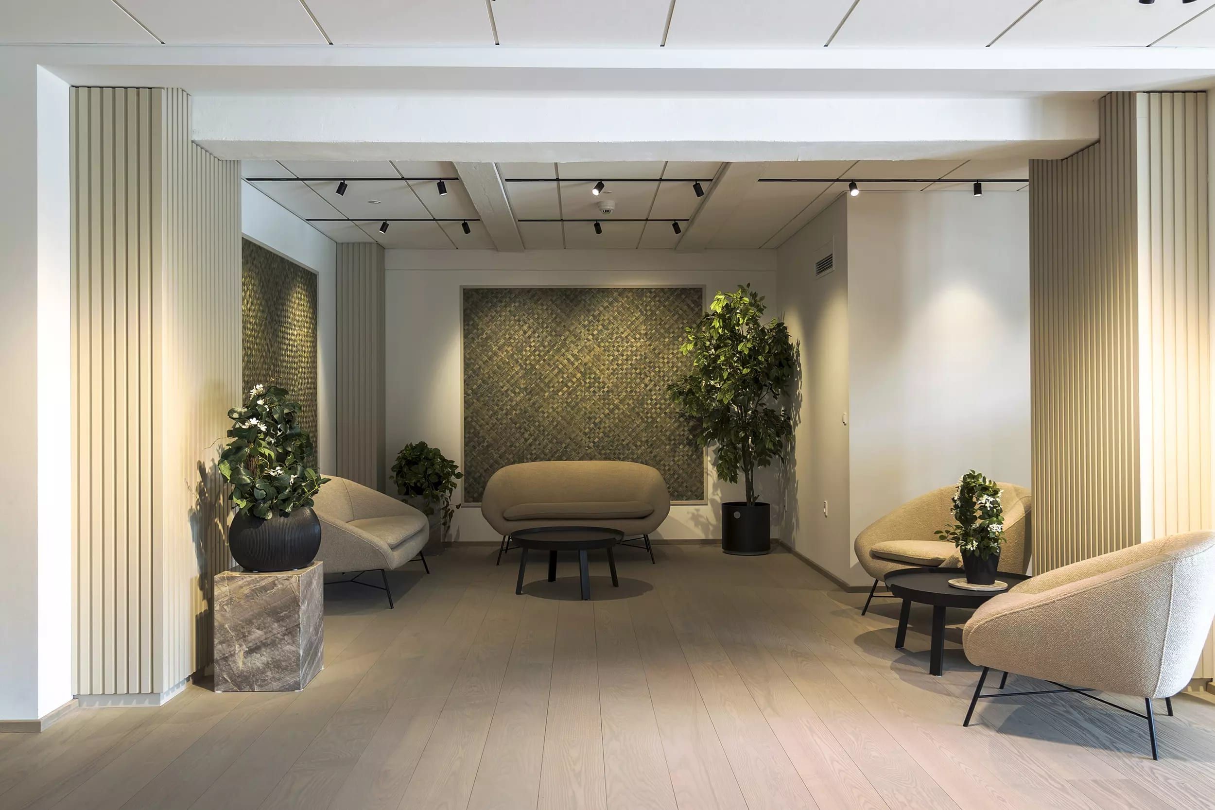 Inde i et skandinavisk stil, moderne og minimalistisk indretning med plantepotter og beige møbler og lyse loftslamper