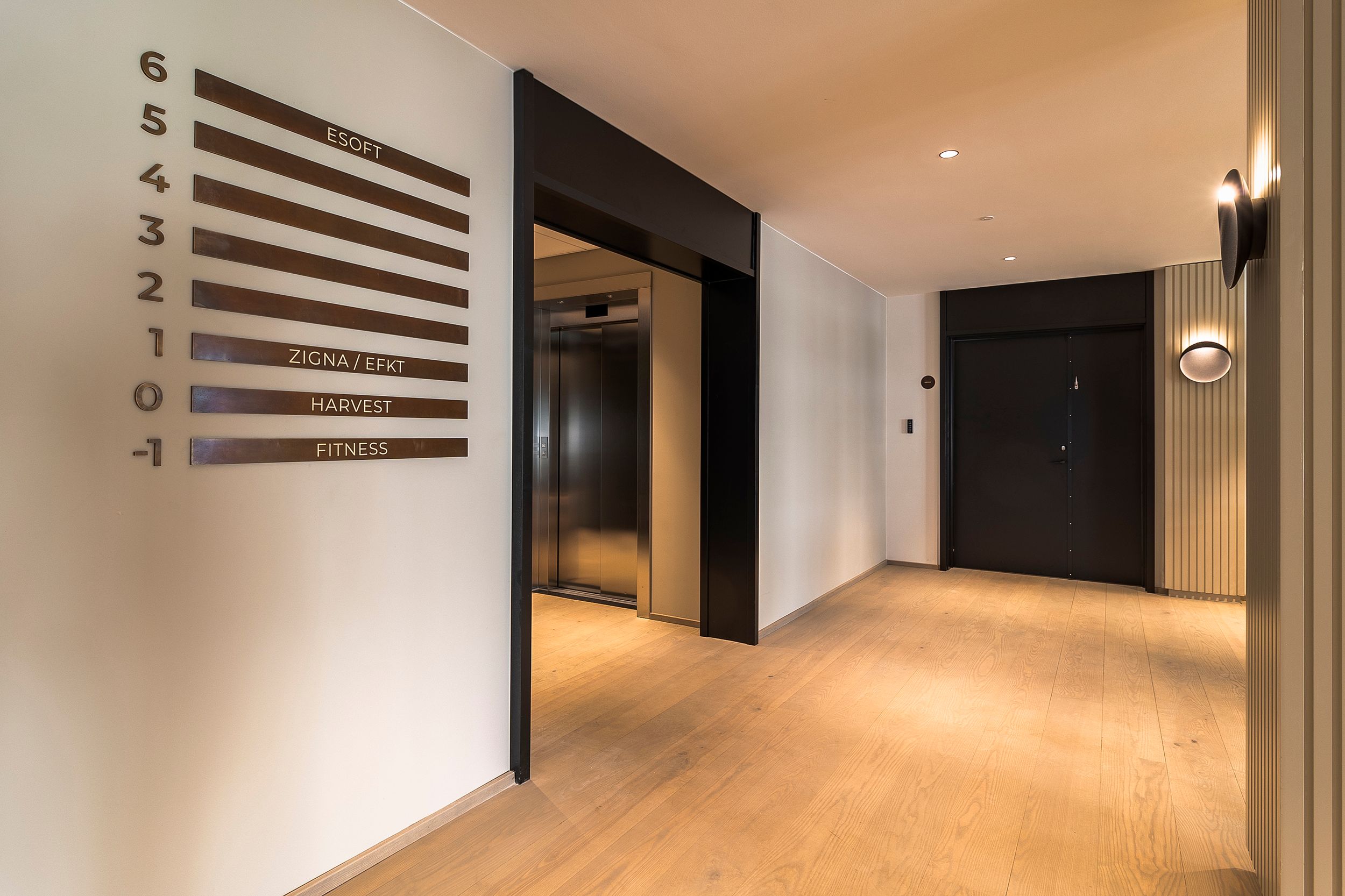 Indvendigt er der en elegant og velplejet lobby med lyse gulve og lofter, elevator, nummererede gulve og lysepunkter