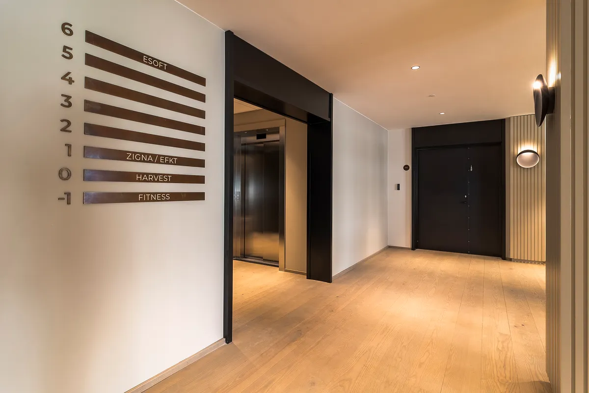 Indvendigt er der en elegant og velplejet lobby med lyse gulve og lofter, elevator, nummererede gulve og lysepunkter