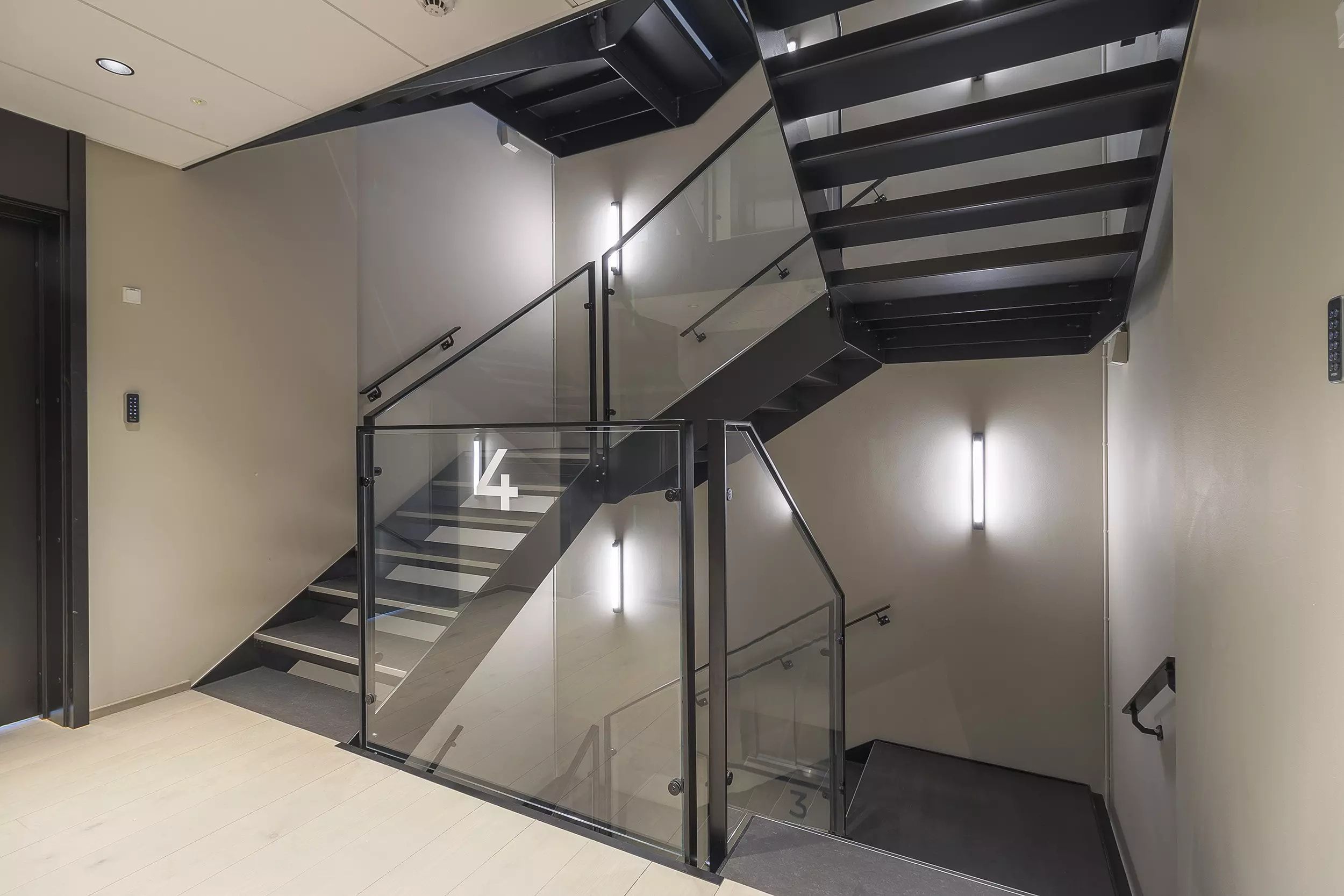 Indvends er der et flot glastrappetårn med to gange, der fører til 4. sal og 3. sal