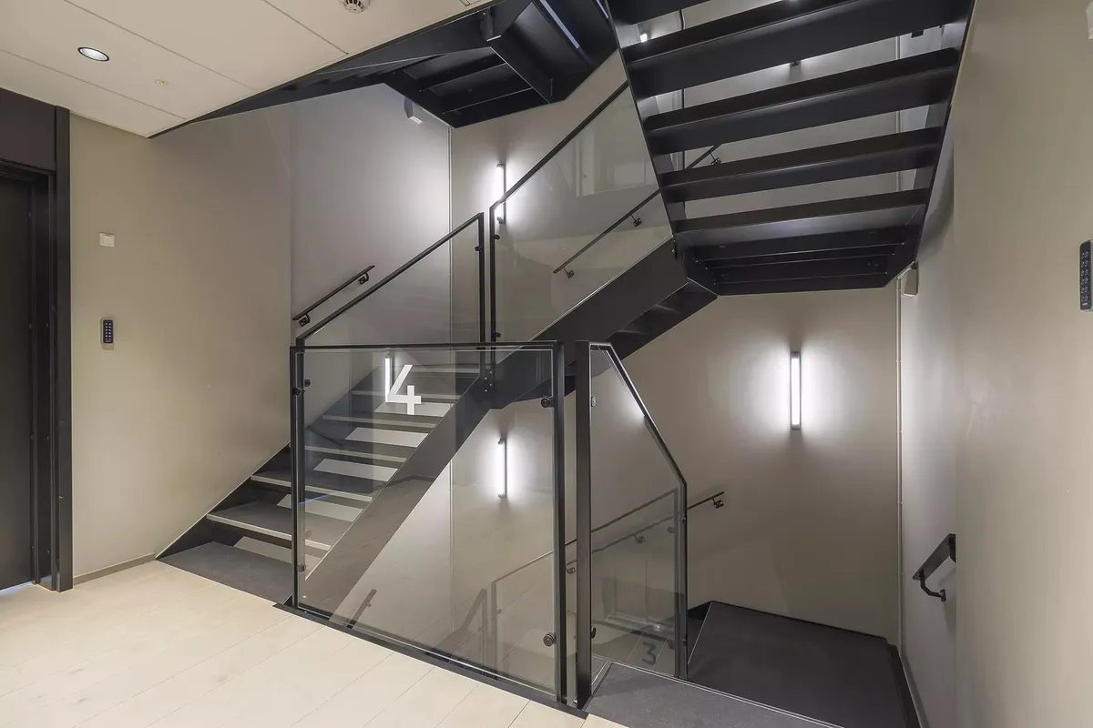 Indvends er der et flot glastrappetårn med to gange, der fører til 4. sal og 3. sal