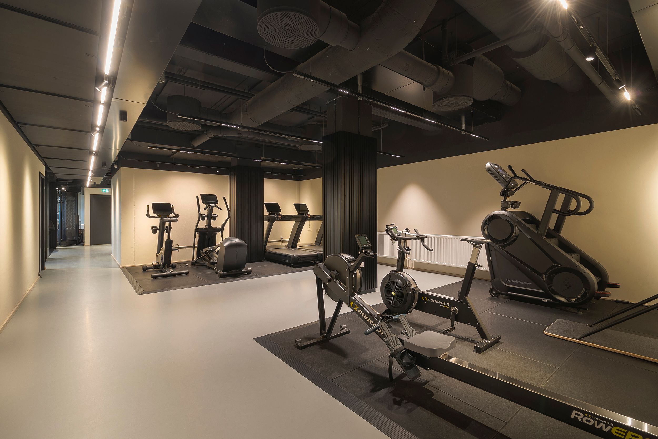 Et fint indrettet fitnesscenter med moderne træningsudstyr og flotte gulve og vægge