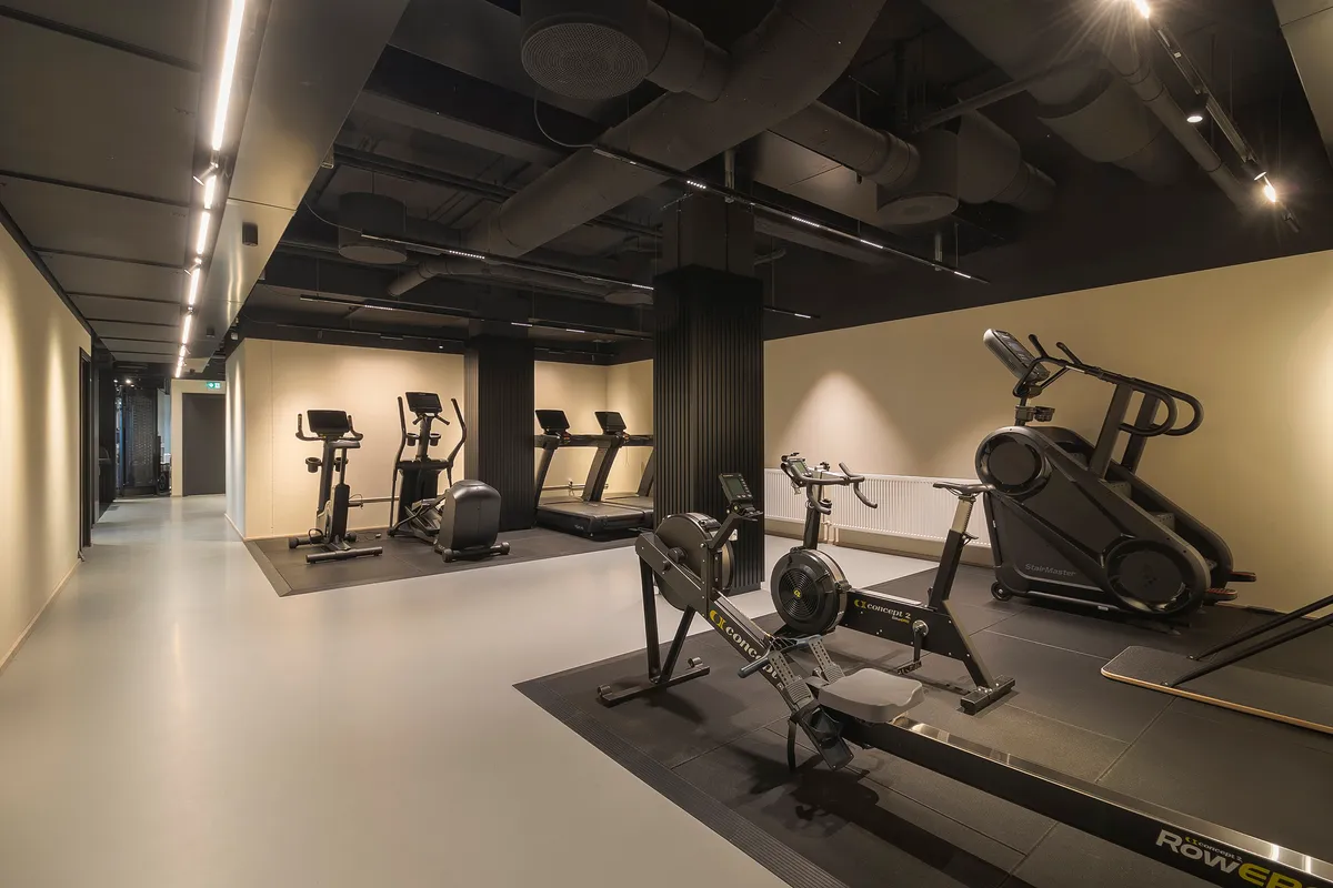 Et fint indrettet fitnesscenter med moderne træningsudstyr og flotte gulve og vægge