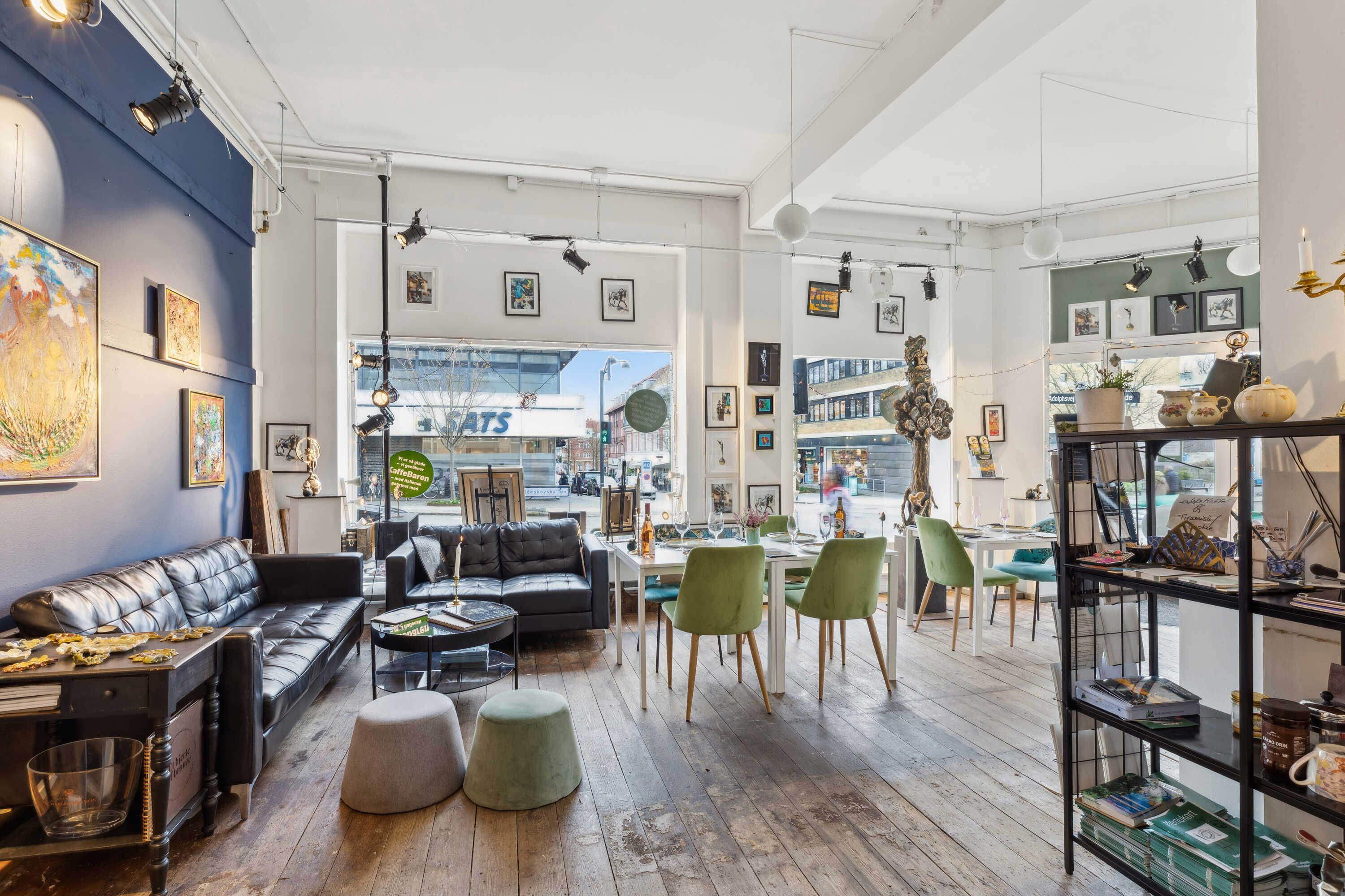 Enestående lejemål med lyse lofter og en moderne indretning, masser af hyggeligt møbel og hyggeligt bord med stole og et