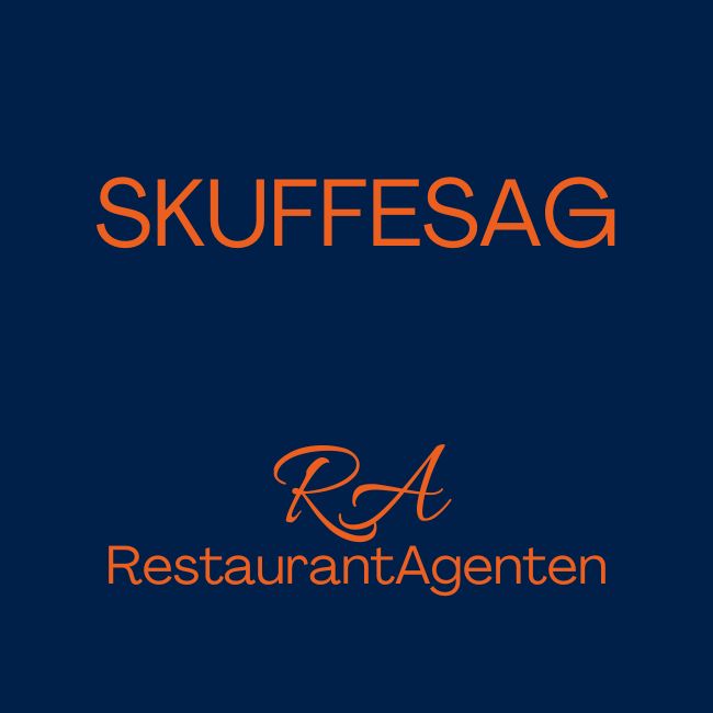 På en mørkeblå baggrund står orange tekst, der læser Skuffelsag. Under er der en logo, der læser RA RestaurantAgenten.