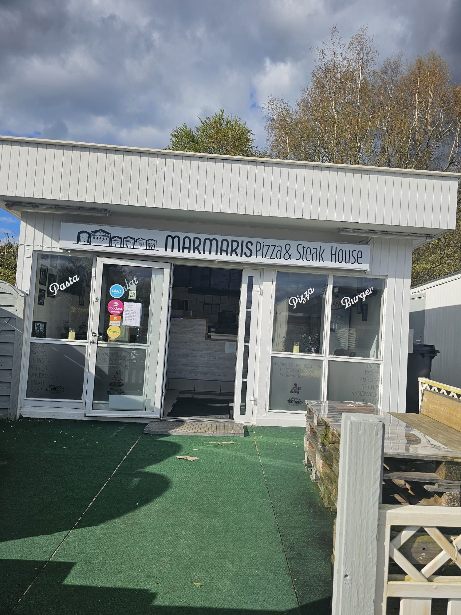 Marmaris Pizza & Steak House serverer pasta, pizza, burger og burger i gadstrup. Det er et lille hvidt hus med en grøn