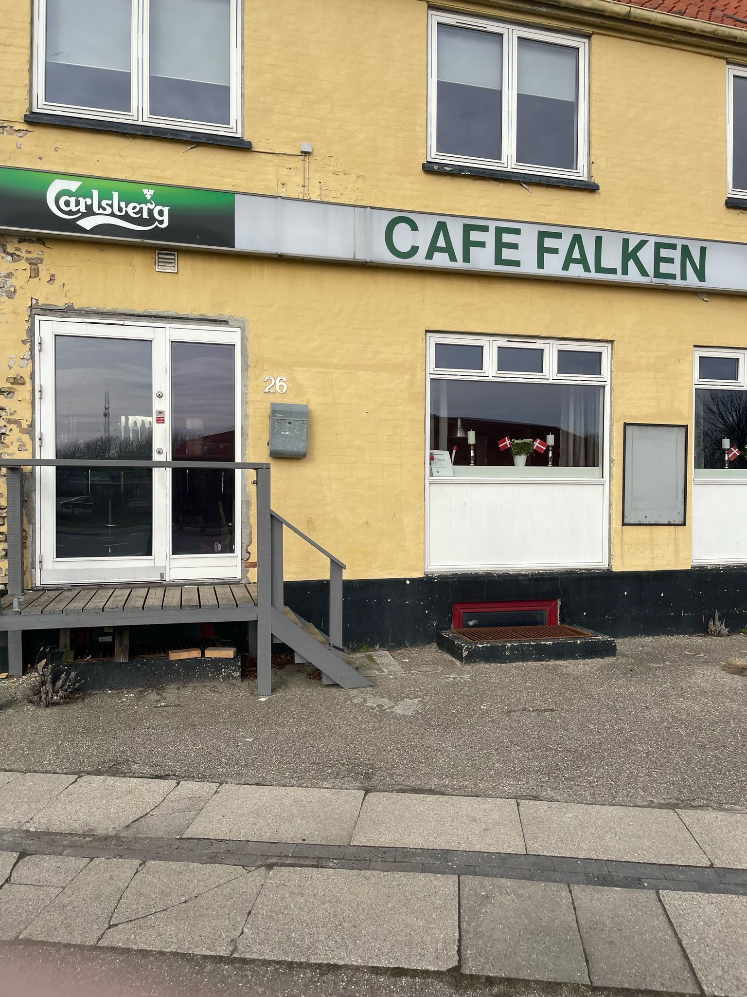 Café Falken, beliggende på Gl. Ringsted, med smukke glasdøre og vinduer, og det lyserøde nummer 26, tiltrækker potentielle