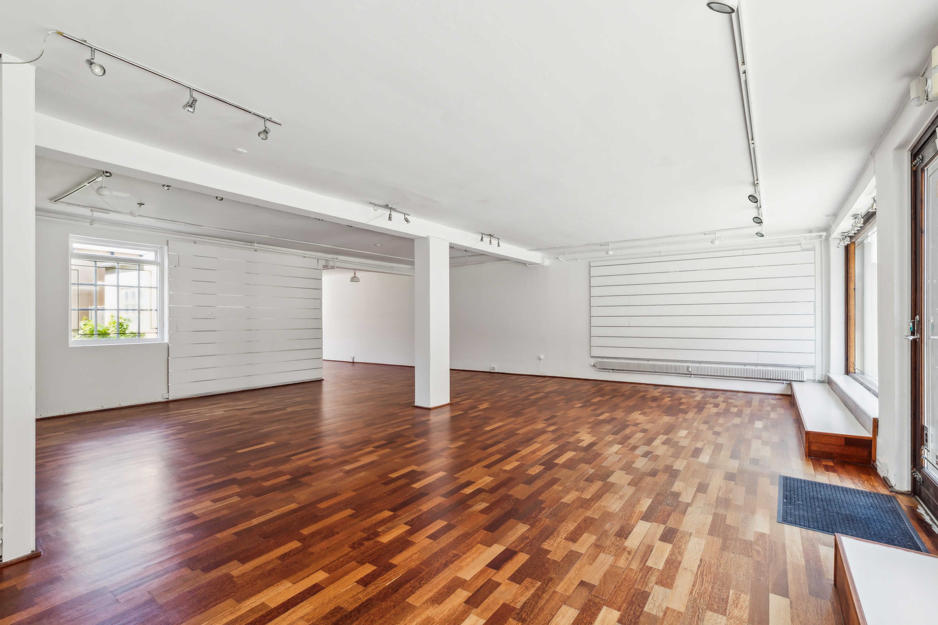 Tom lejlighed med store vinduer, højloft og trægulve til leje på Jernbanegade 30 i Frederikssund. Der er masser af lys og