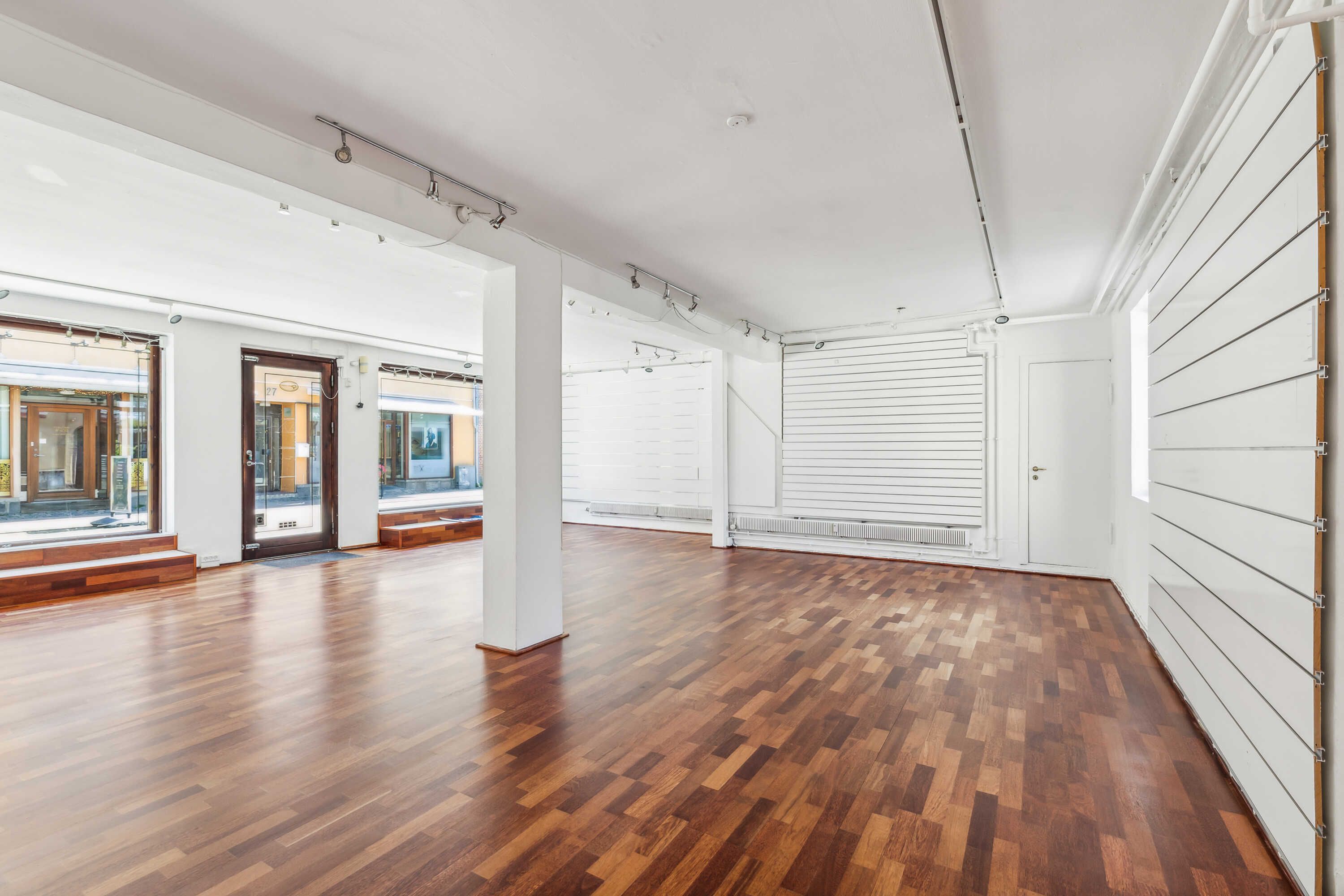 Lejlighed med gulvbelægning og åbne ruder i Frederikssund. En moderne lobby med højloft og lysekroner. Hvide vægge med