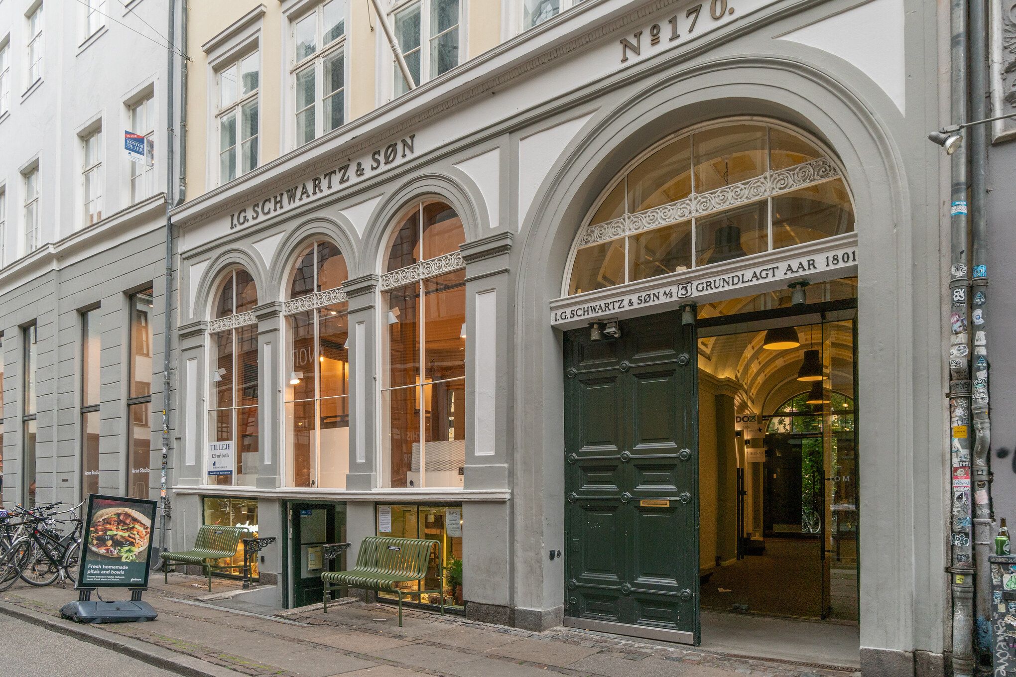 En bygning med navnet I.G. Schwartz & Søn, som har en grøn dør og er placeret på Nørre Voldgade 70 i København