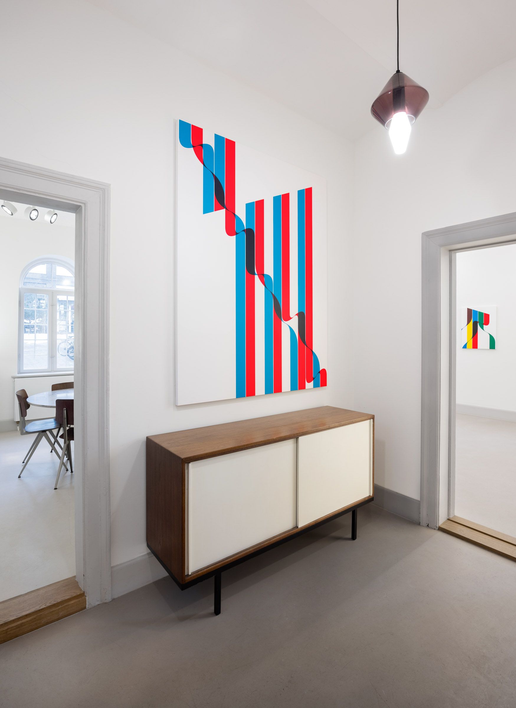 Minimalistisk stue med moderne maleri, højt loft, lysekron, høj gulvbelægning, moderne kommode og to stole