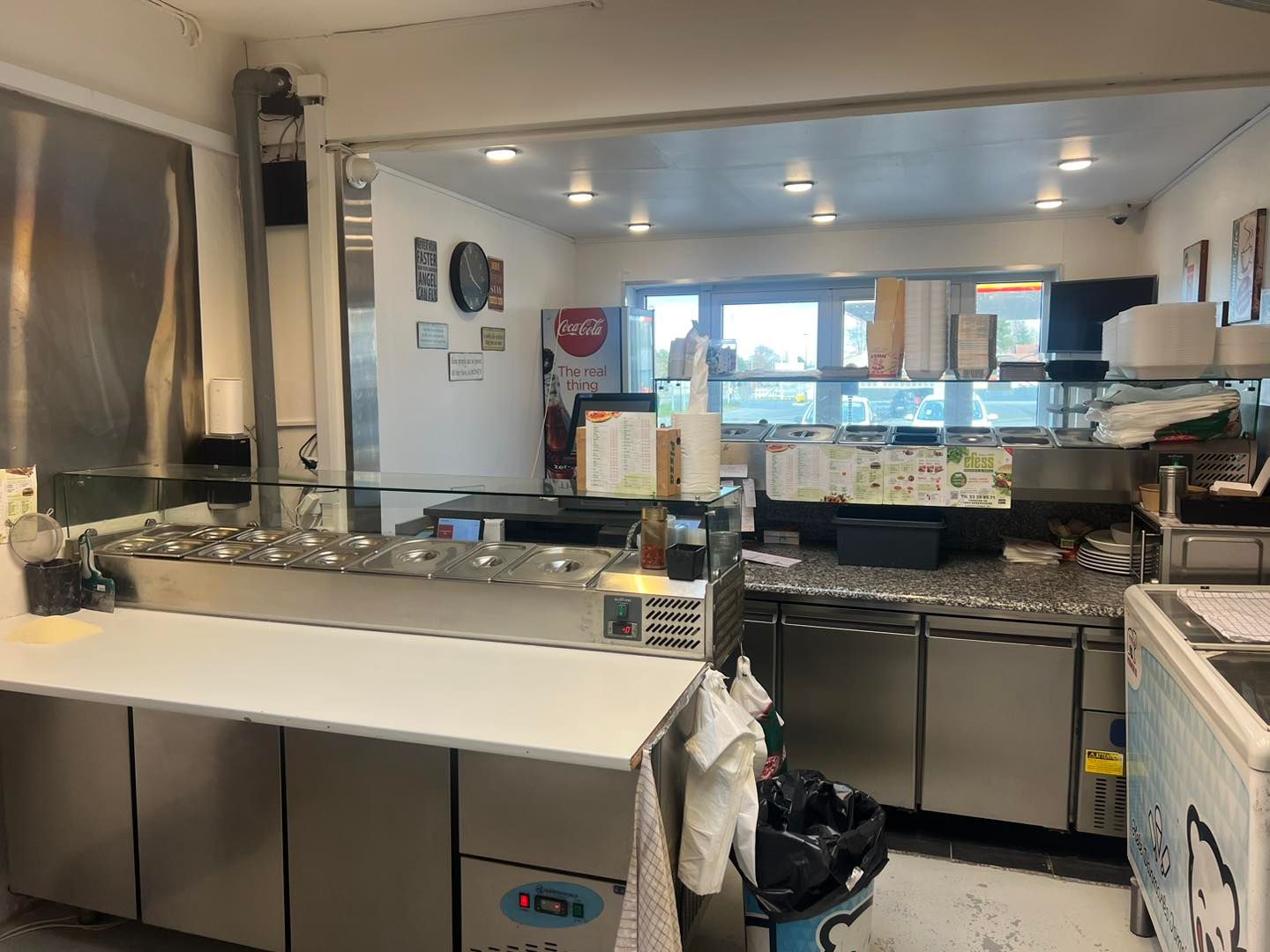 Pizzaria med moderne køkken med ovne, servietter, skrald og sælges til spotpris med stort tilhørende lokale til lager,