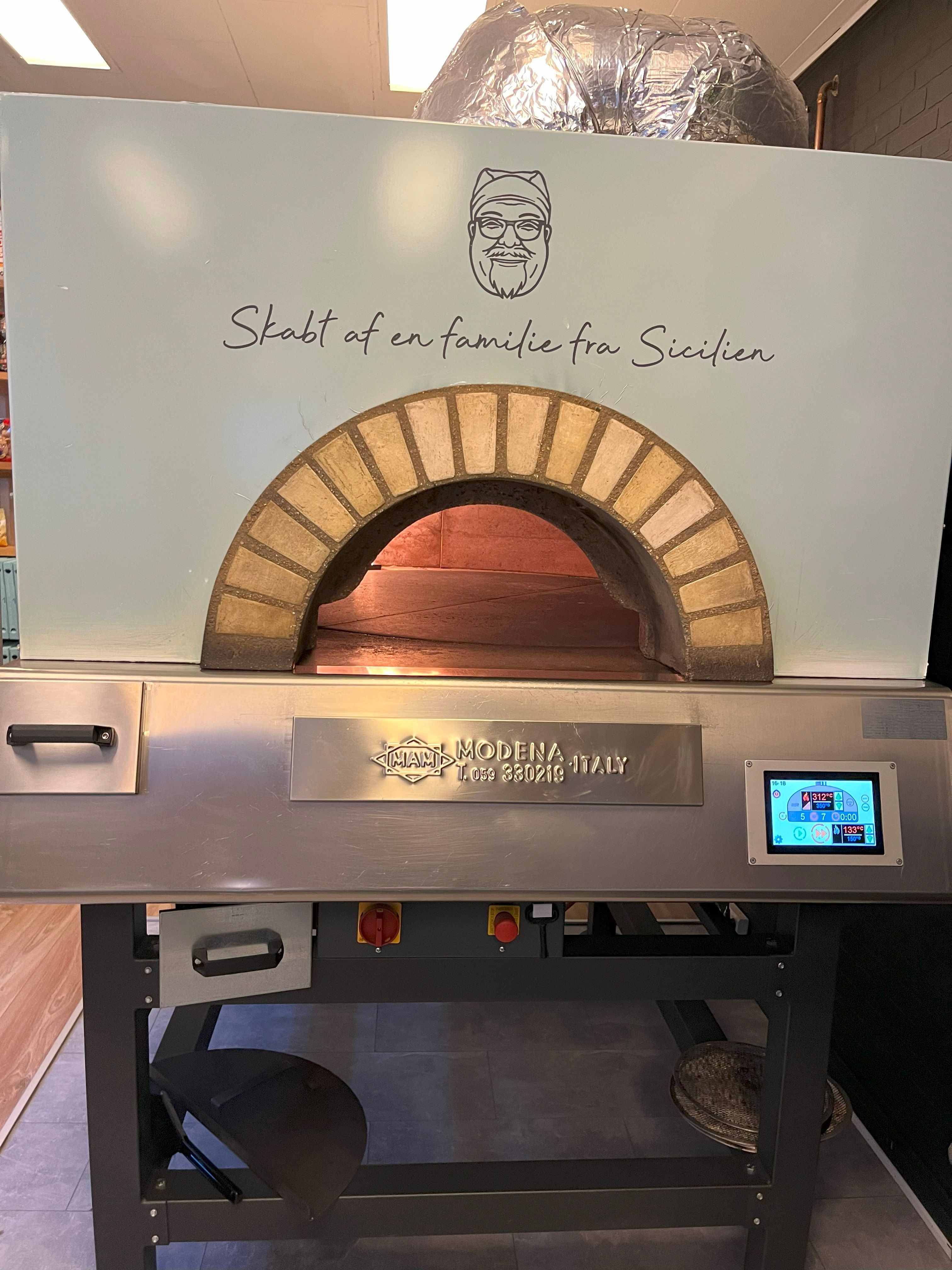 Pizzaovn med indskriften Modena Italy og en digital display med temperaturmålinger og et ur