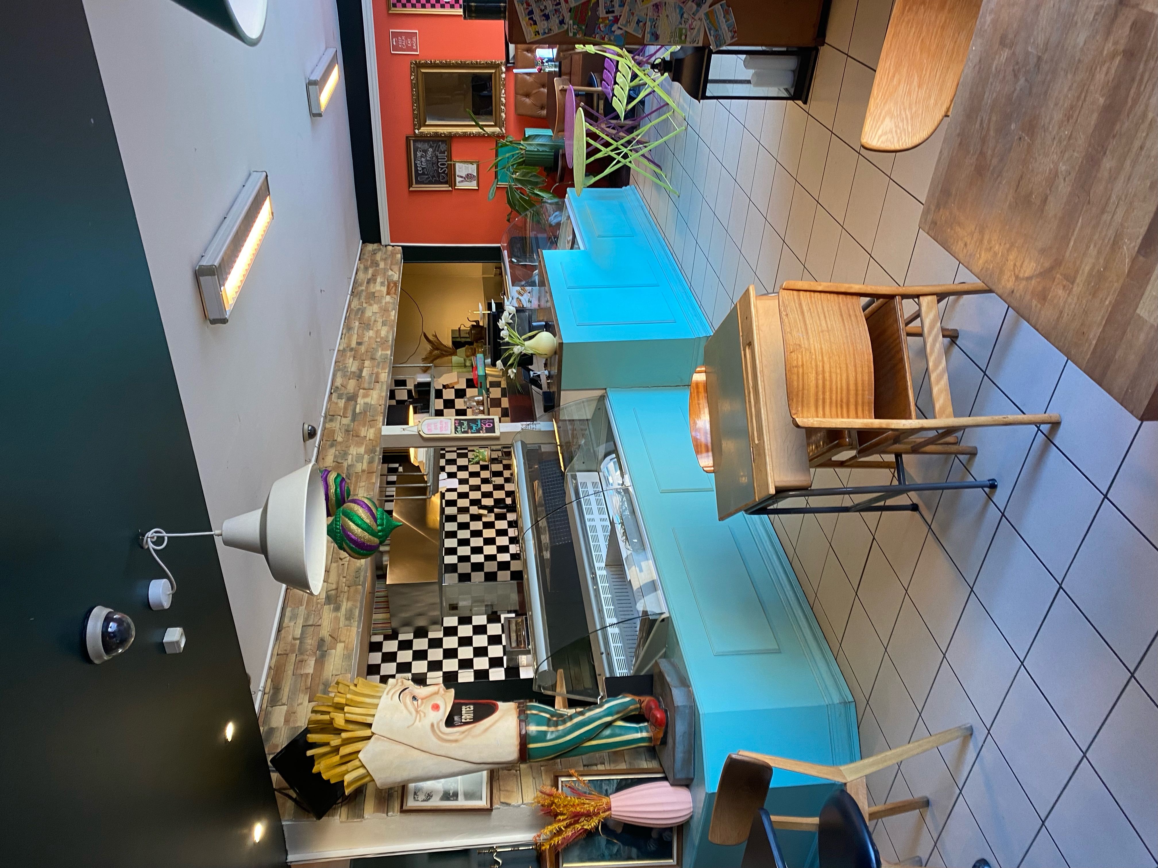 Opholdsstue med moderne interiør og tekstiler med stol og spisestue med chaiselongue og træbord