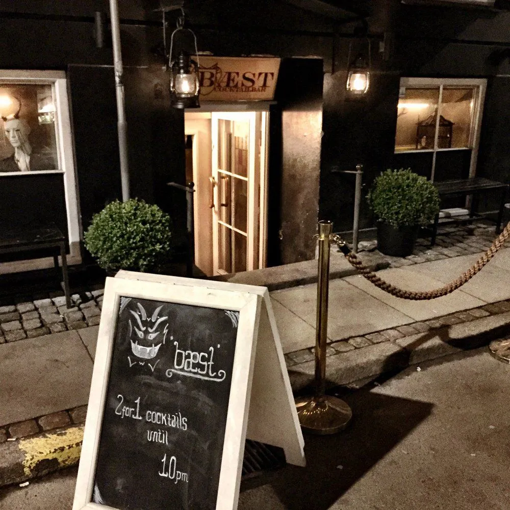 Cocktailbar med udskrevet menu med 2 for 1 cocktails indtil 10.00