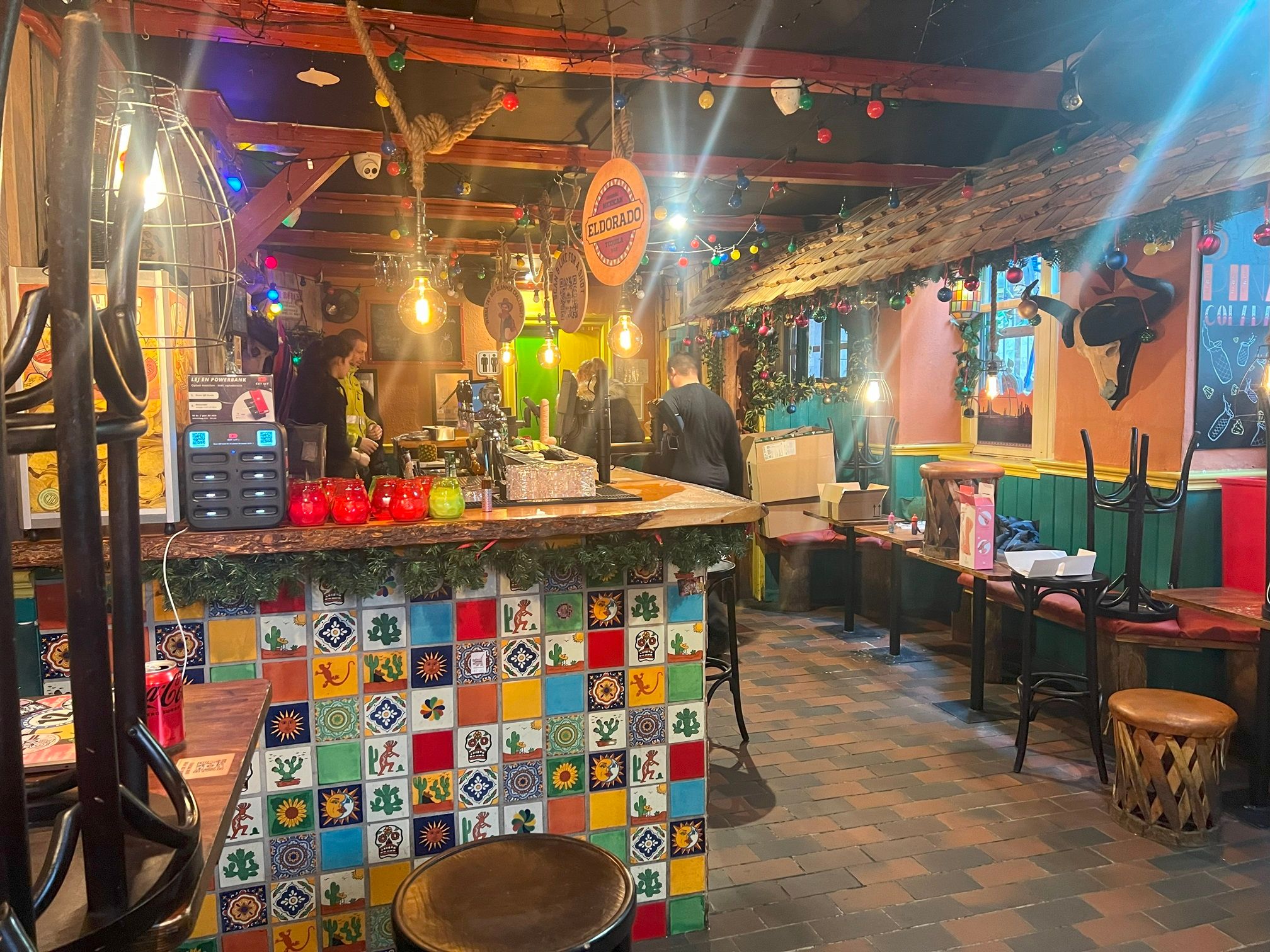 Eldorado Bar København med farverige væggen, møbler og træborde med krystaller og lyse kranser