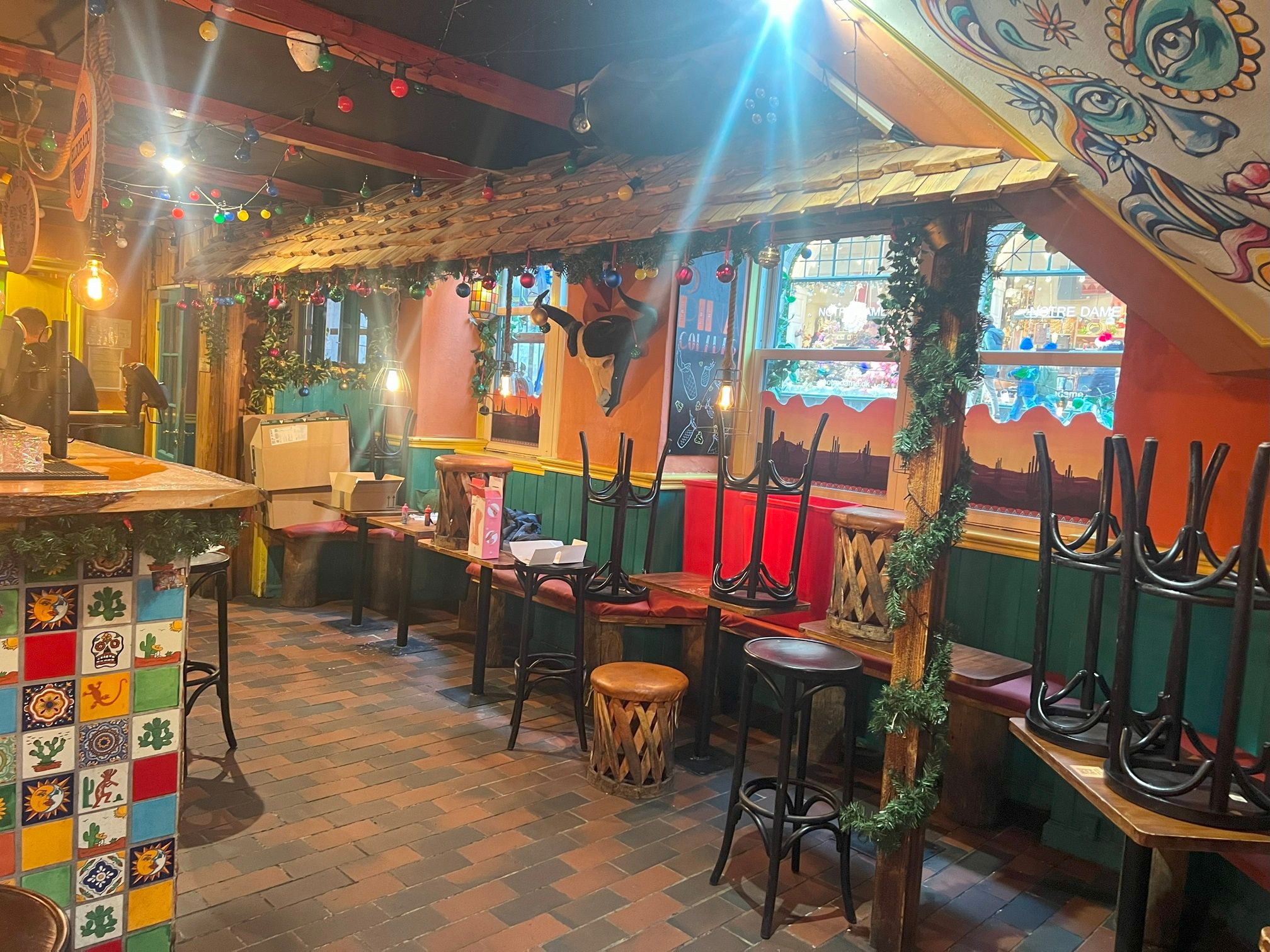 Eldorado Bar København har en fængslende indretning med dekorative stole og stole med mønstrede udskæringer samt lyse søjler