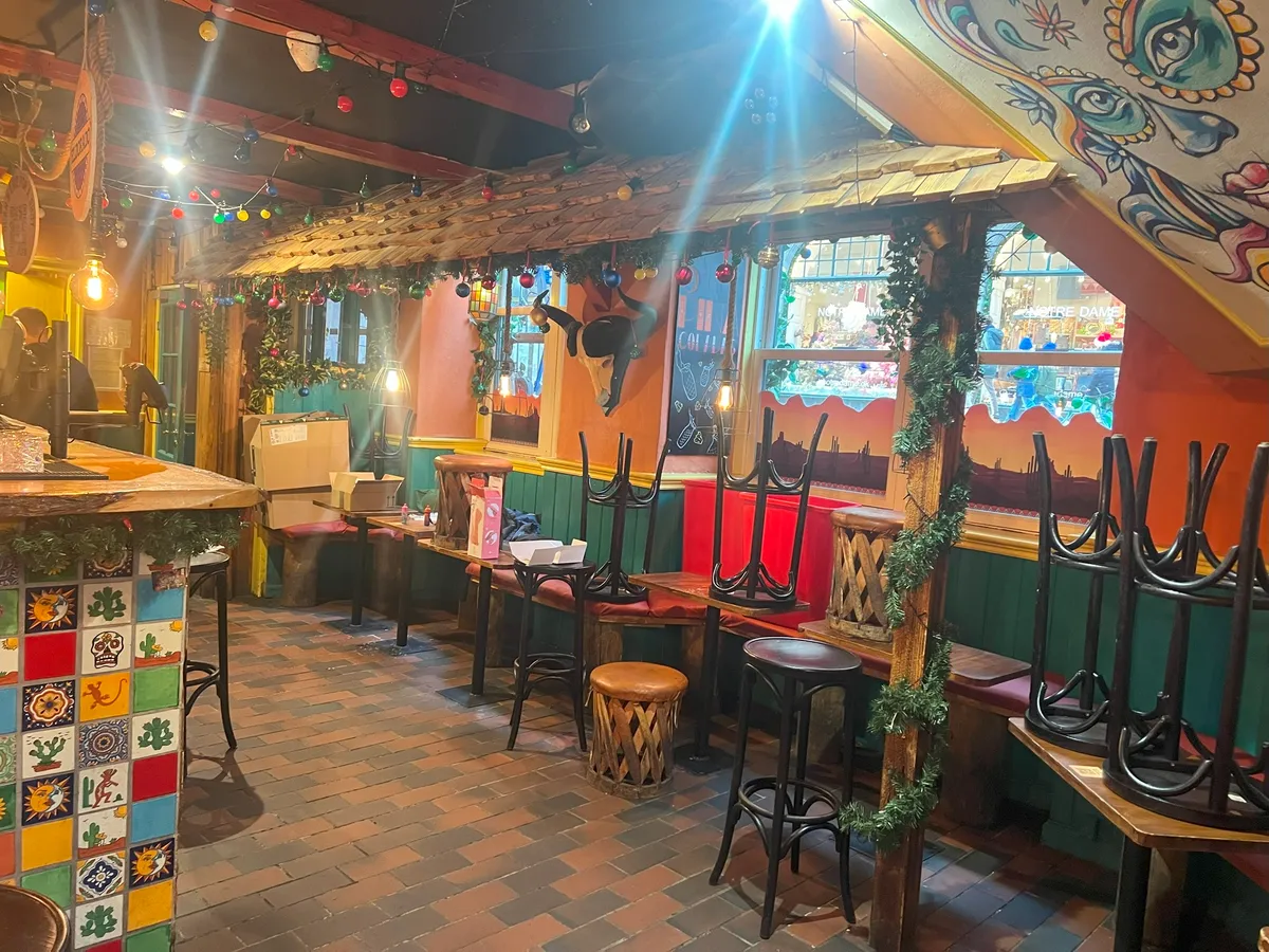 Eldorado Bar København har en fængslende indretning med dekorative stole og stole med mønstrede udskæringer samt lyse søjler