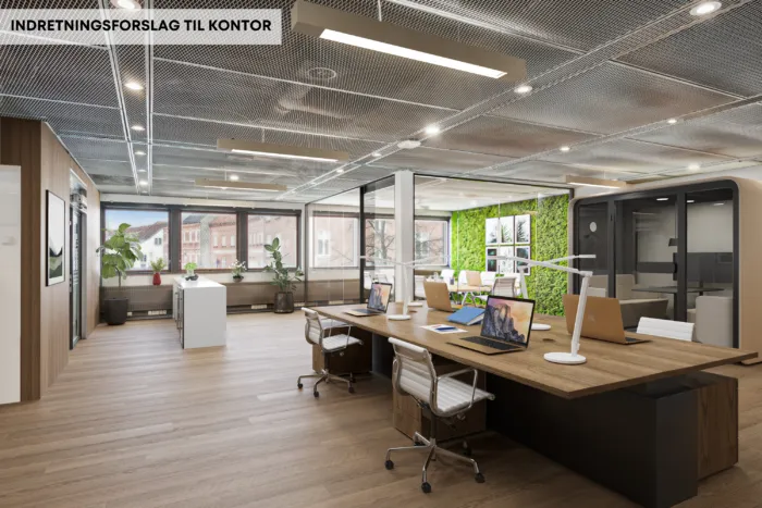 Kontor med moderne møbler og udstyr, hvor skriveborde er placeret, og en grøn væg med planter og billeder.