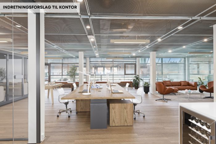 Et moderne kontor med store glasruder, højt loft, lyse loftsarme, lysegul gulvbelægning, og en stor bord med flere