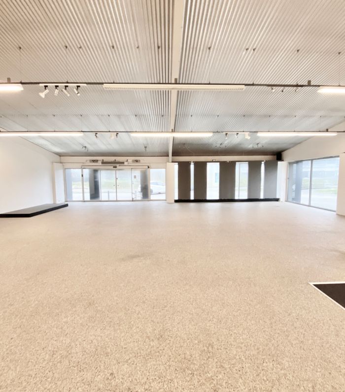 Store lokale med højt loft og store vinduer til leje i Køge. Lokale med store vinduer og store døre
