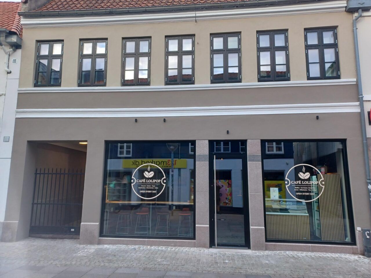 Nyrenoveret café i Algade med moderne indretning og store vinduer
