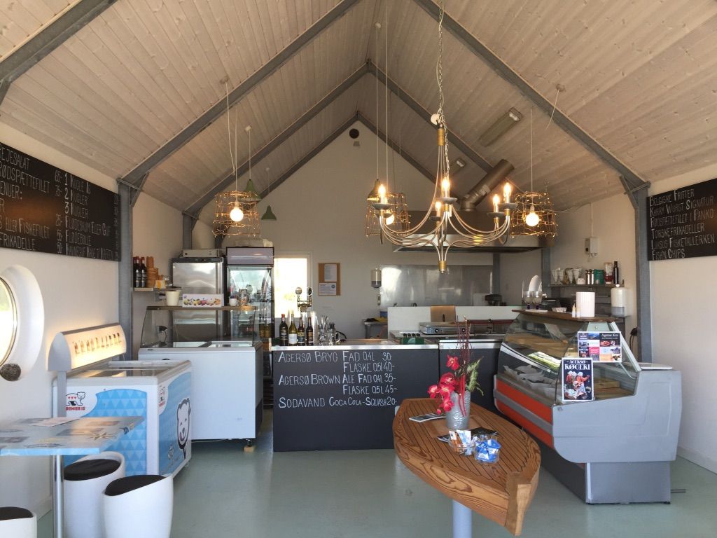 Dansk iscafé med is og drikkevarer i udsigten og menu med is og drikkevarer på væggen