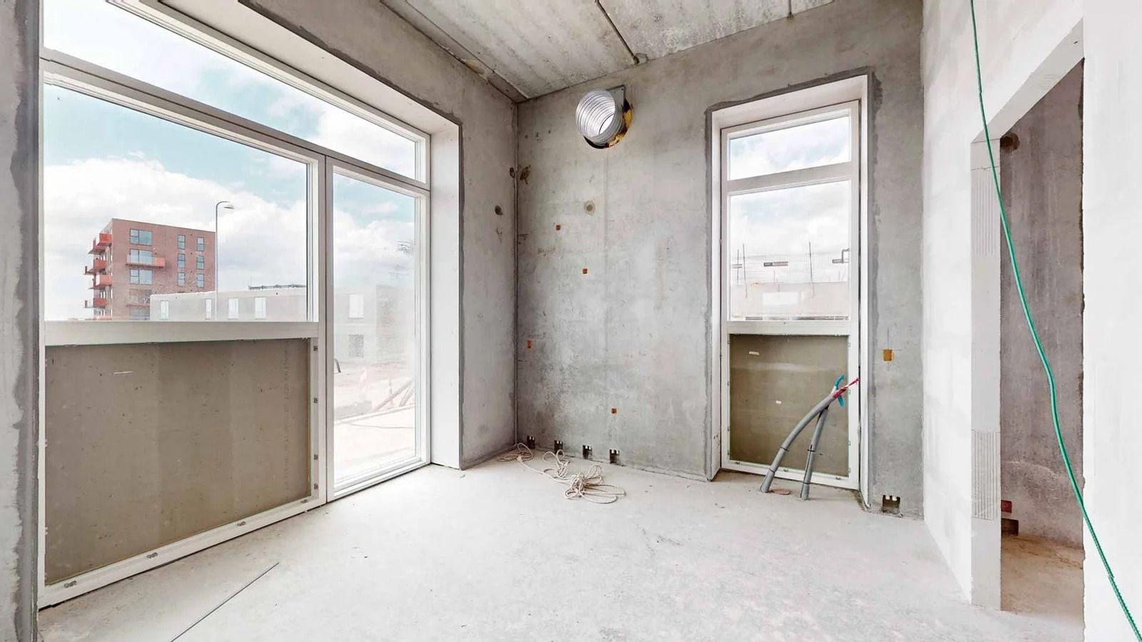 En nybygget lejlighed med to store vinduer og åben plads til møbler og udstyr i Vinge