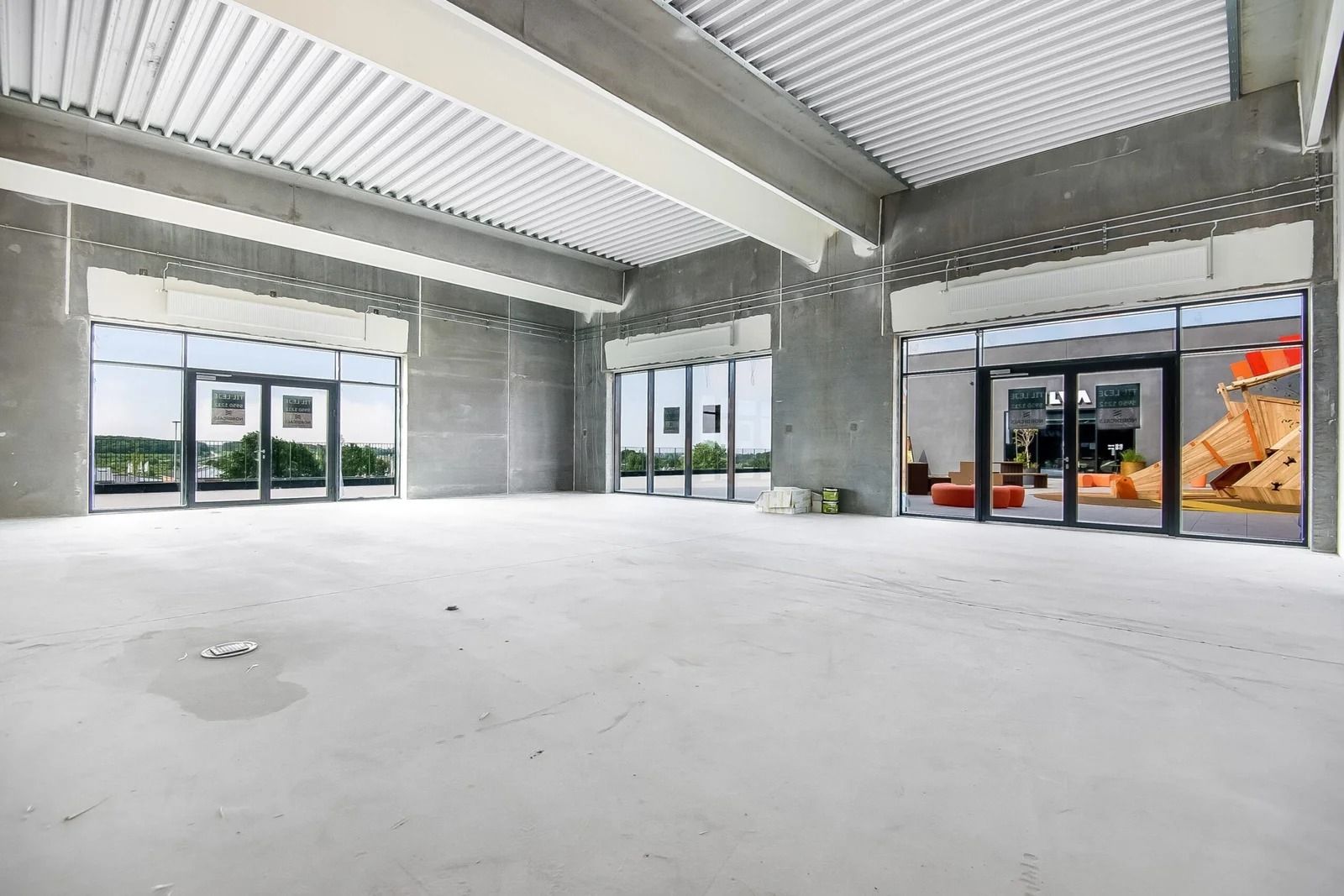 Rummelige og åbne lokaler med store vinduer, nye gulve, store døre og højt til loftet