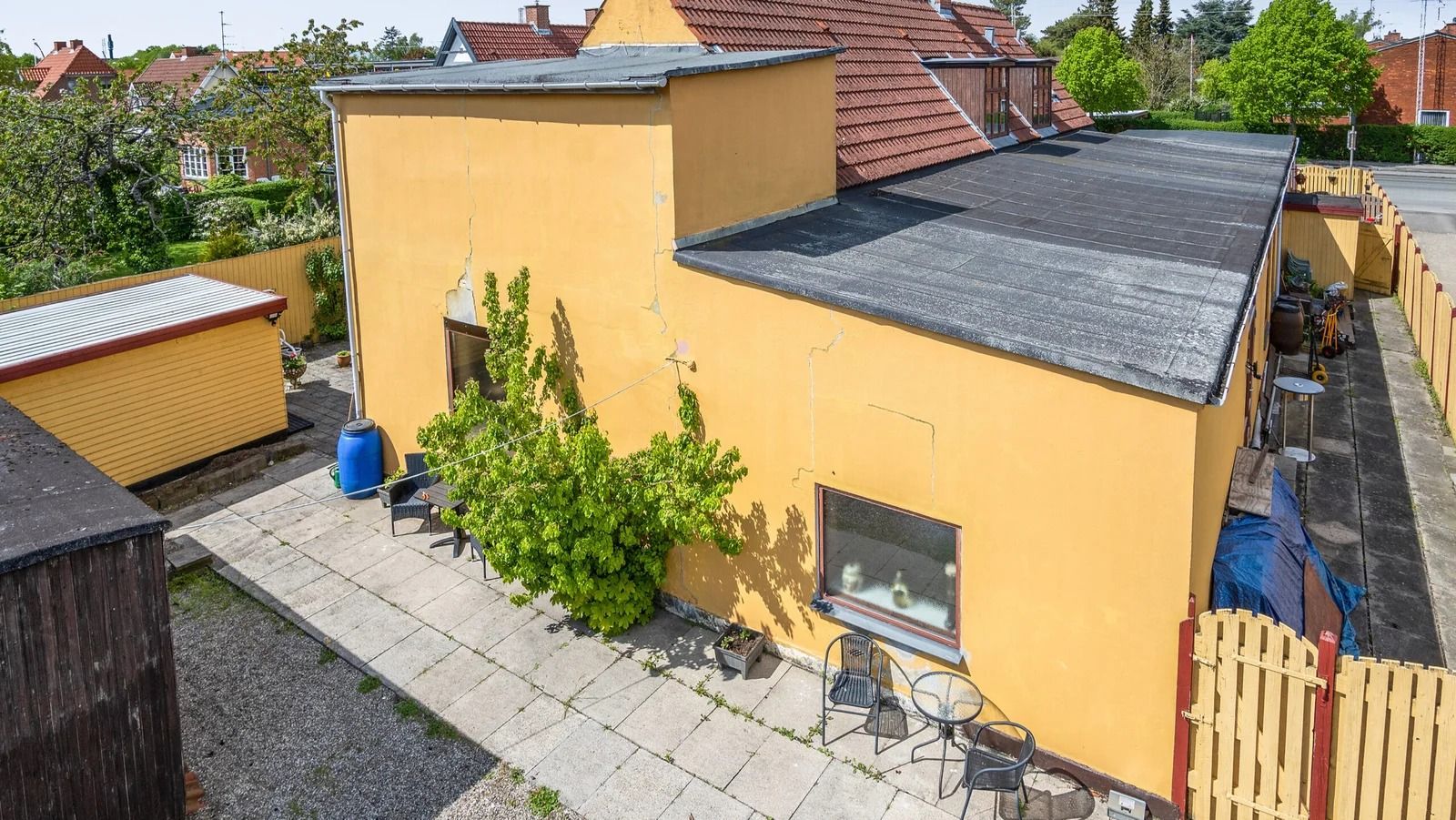 Lejlighed med terrasse og have samt brænde og kørestov, udendørsbord, og gulvvarme