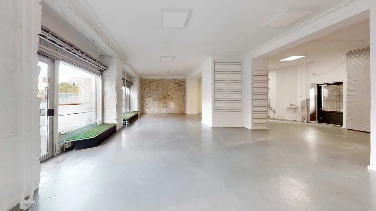 En stor, tom og veludstyret lejlighed med store vinduer og lyse lofter