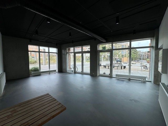 Store lokaler med lyse ruder og masser af plads. Lys og moderne indretning med store ruder og udendørs parkering.