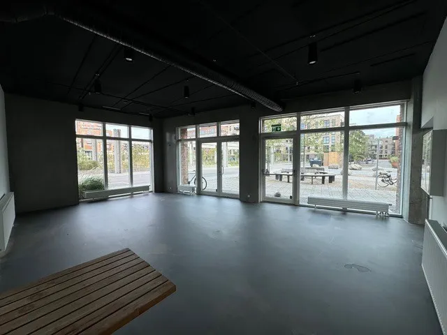 Store lokaler med lyse ruder og masser af plads. Lys og moderne indretning med store ruder og udendørs parkering.