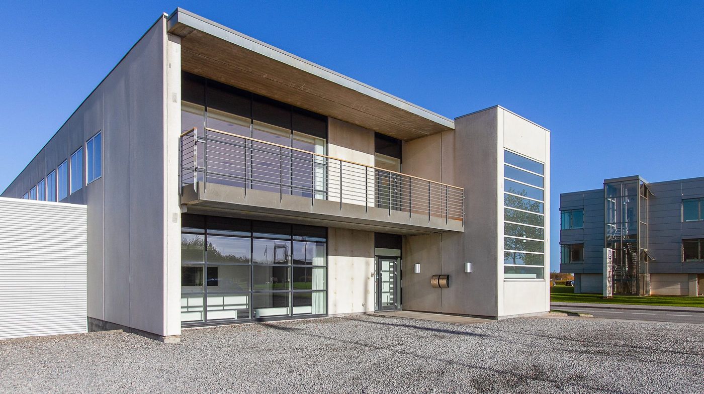 Moderne og velfungerende ejendom med høj vinduesfront og stort glasdørsystem. Lejligheden er placeret på Vesterballevej 24,