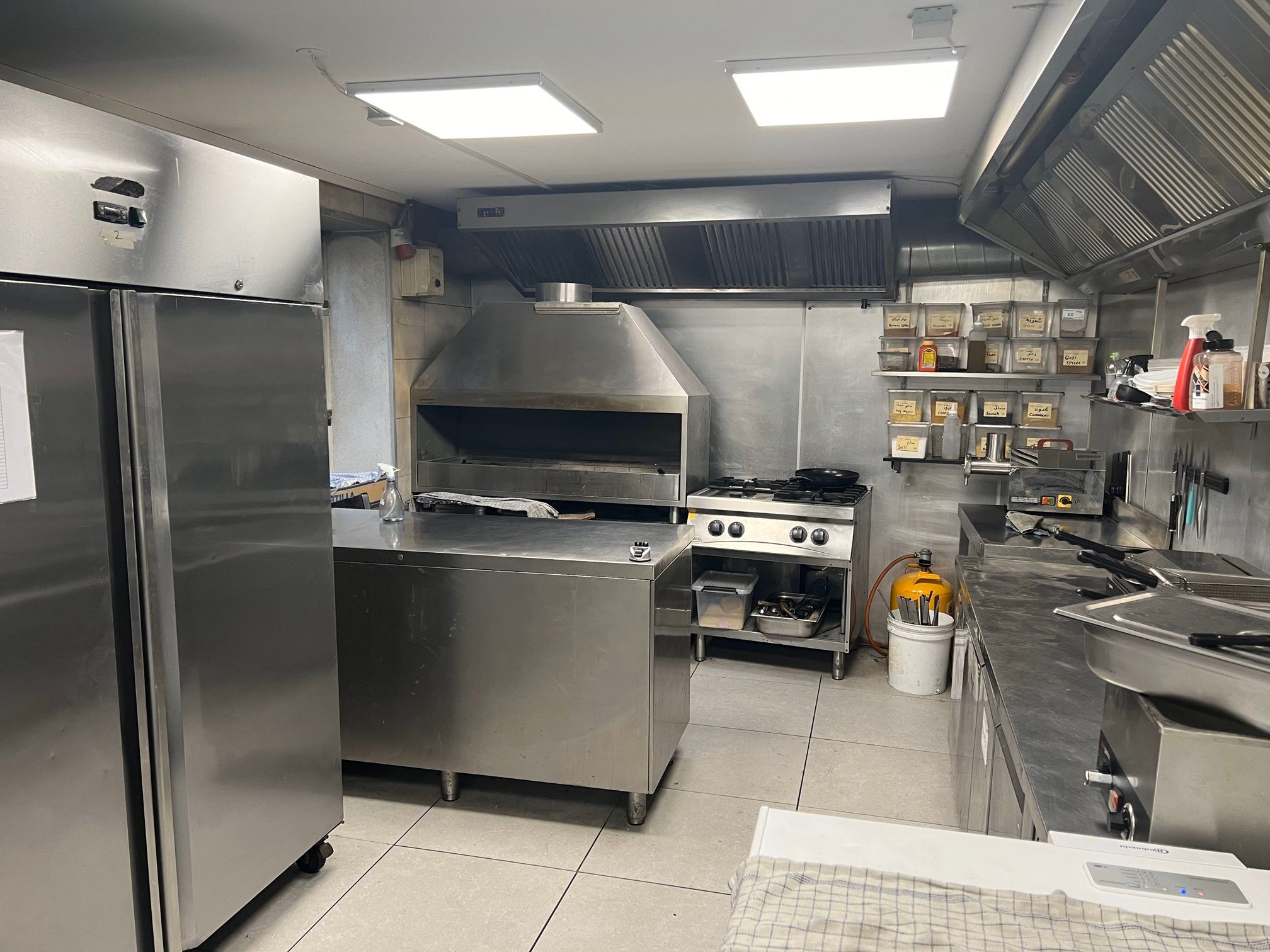 En lukket restaurant med flere apparater og køleskabe samt spisestedets udsmykning