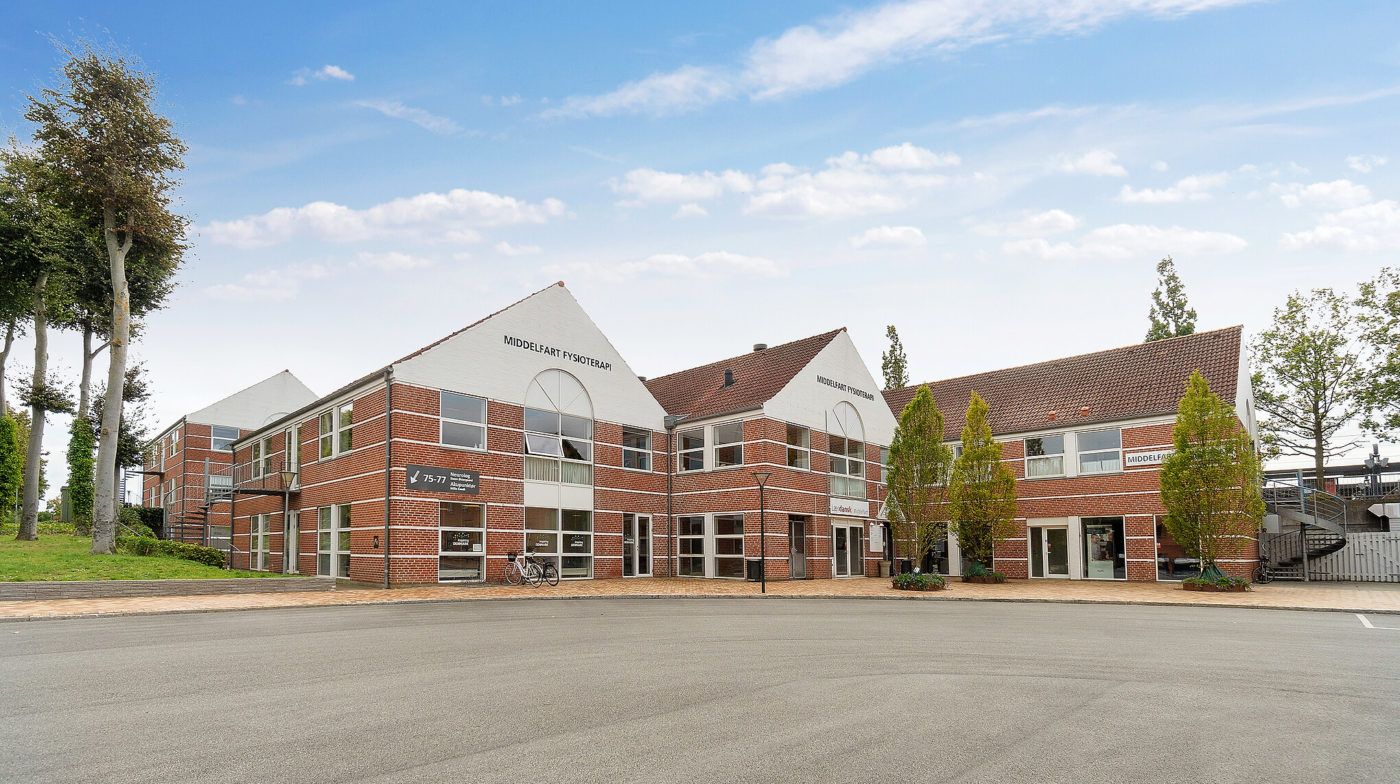 Middelfart Fysioterapi ligger i Jernbanegade 75-77 og er en lækker bygning med røde mursten og hvide tag. Der er flere