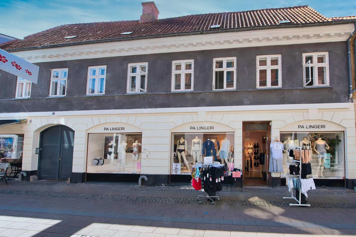 Tæt ved Axeltorv ligger en gammel ejendom med tre butikker, der tilbyder undertøj og tøj, alle med skiltet Pa Lingerie