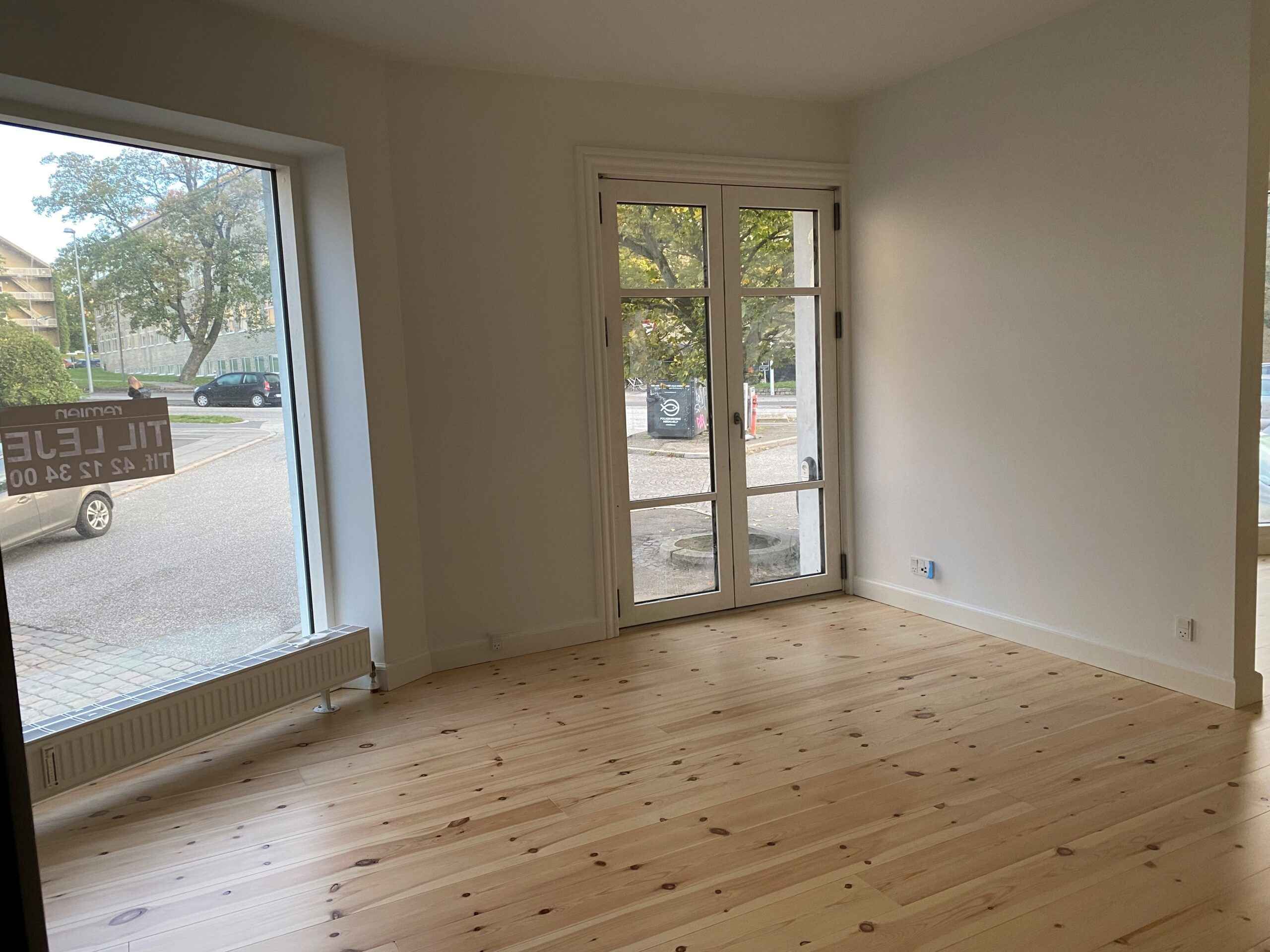 Ledig erhvervslokale med nye gulve og døre, lige ved Uni. Lejligheden har to vinduer og to udgange til gaden.