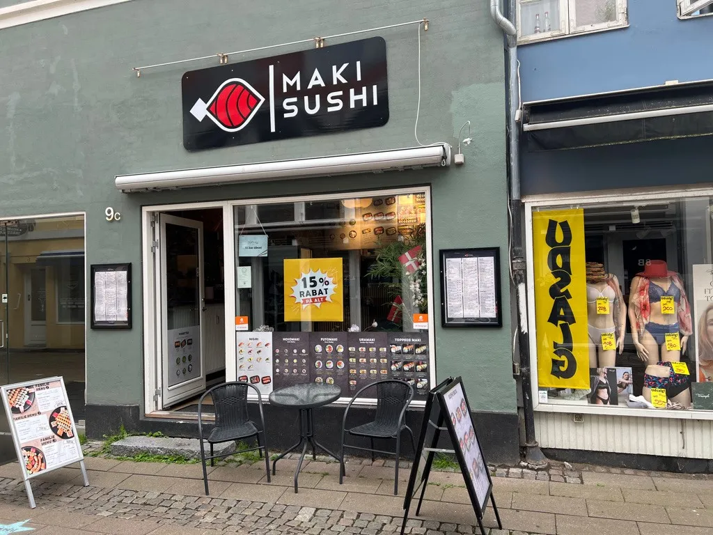 Søg efter en sushirestaurant på Stjernegade 9C i Helsingør, hvor der er en rabat på 15% på alt, og der er to stole og et
