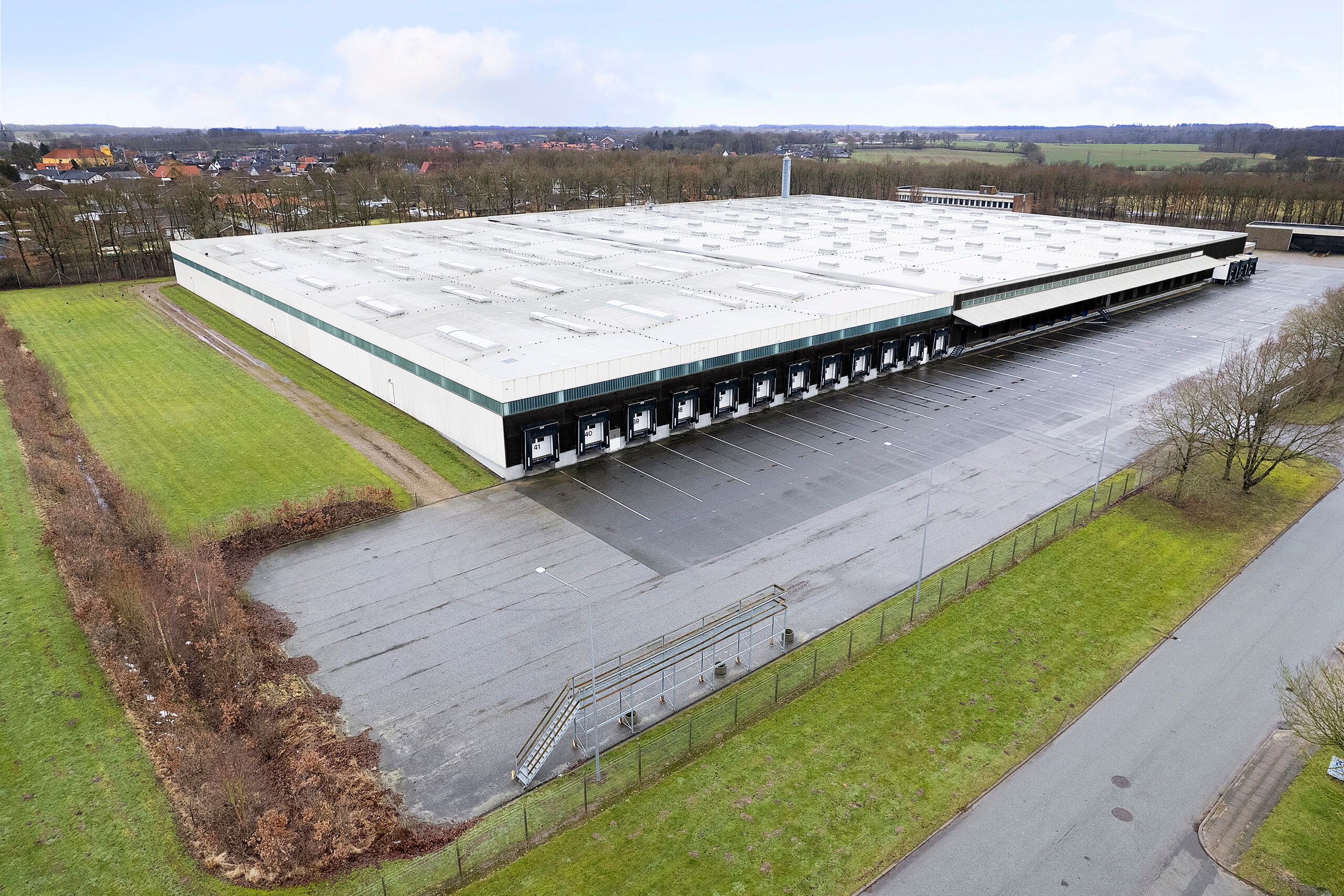 Lej et lager i Kolding Syd med 4.300 m², moderne design og teknologi, parkeringsplads og udendørsområder