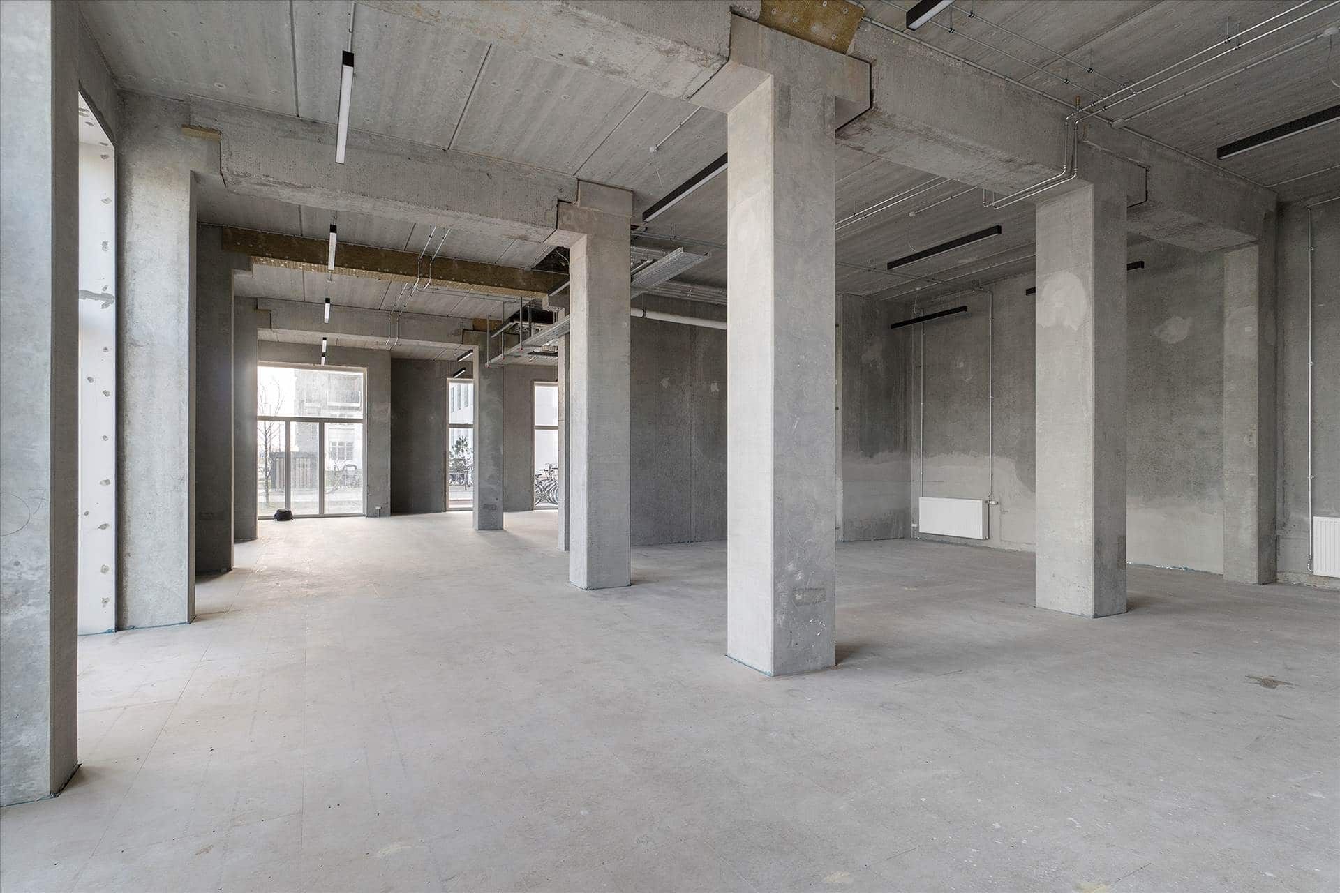 Rummelige lokaler med højloft, store vinduer og lyse gulve og vægge