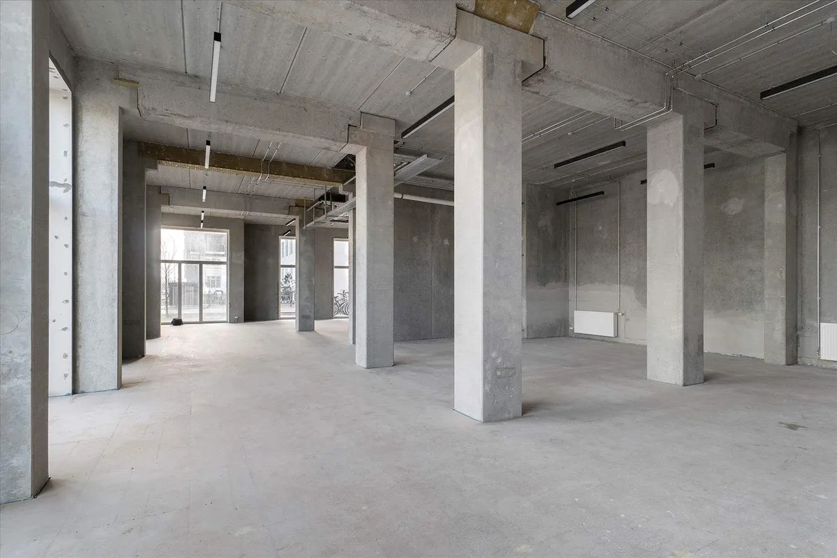 Rummelige lokaler med højloft, store vinduer og lyse gulve og vægge