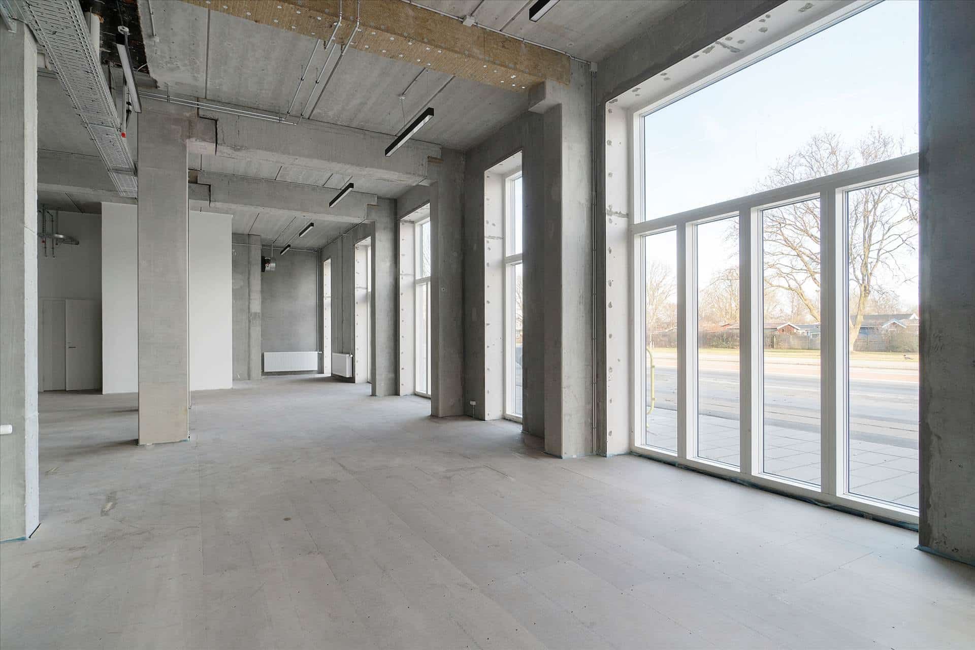 Indenfor store erhvervslokaler med højloft og store vinduer er der lige nu ingen møbler og udstyr