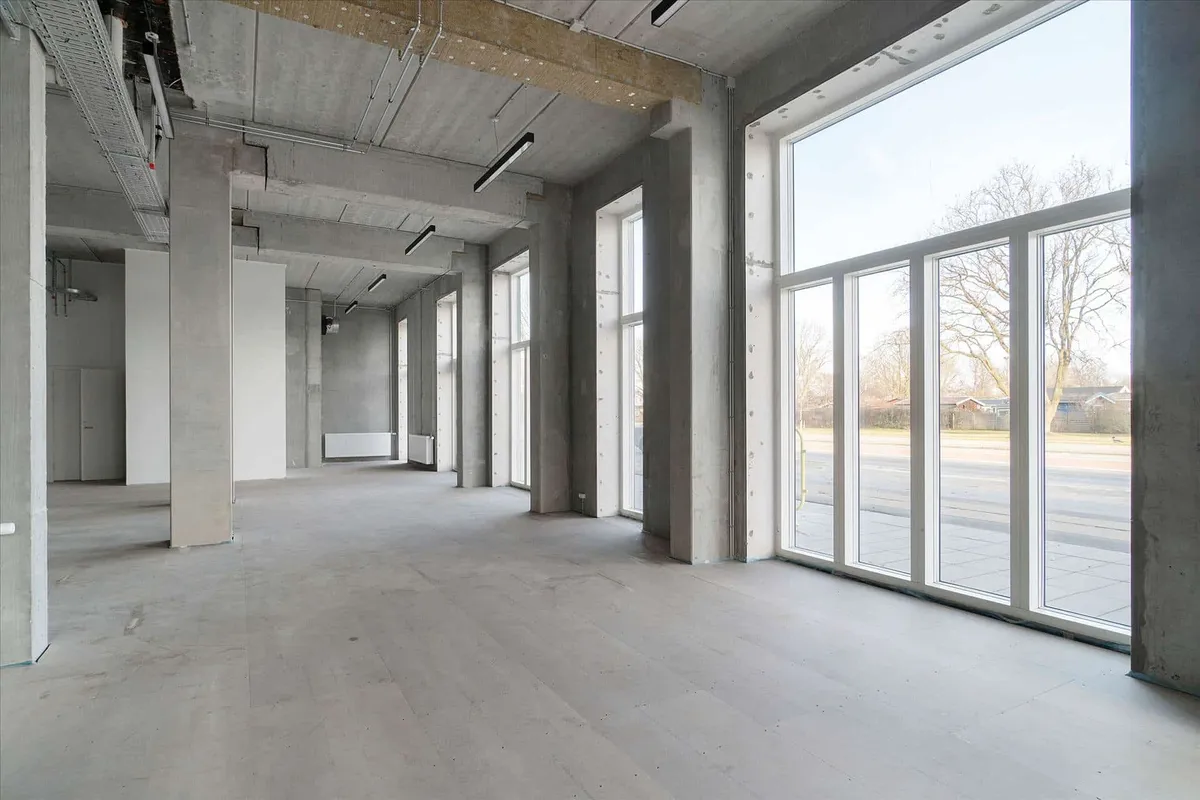 Indenfor store erhvervslokaler med højloft og store vinduer er der lige nu ingen møbler og udstyr