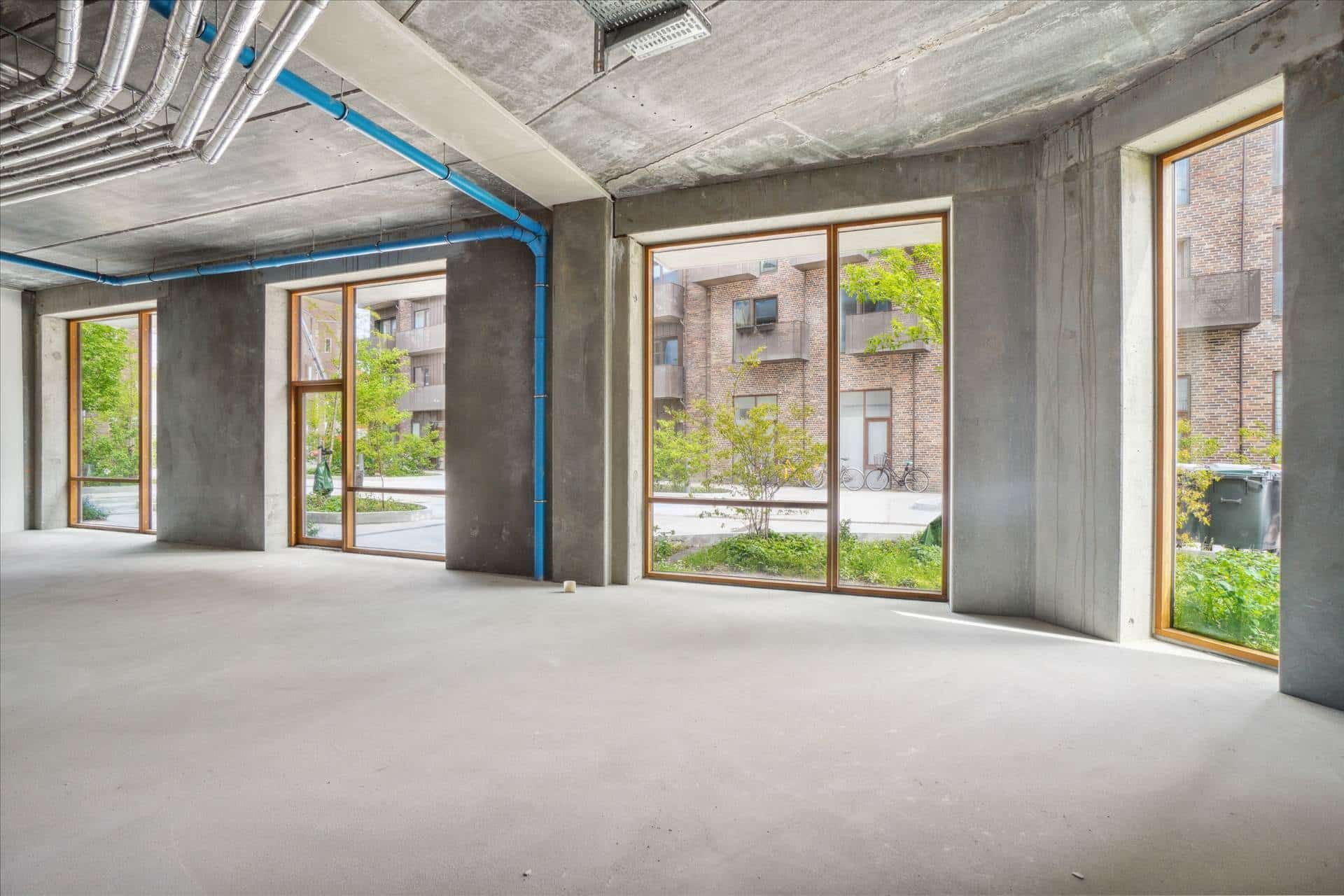 Lejlighed med store vinduer og en travl udsigt over Njalsgade. Lejligheden har eksponeret beton og højloftet. Lejligheden