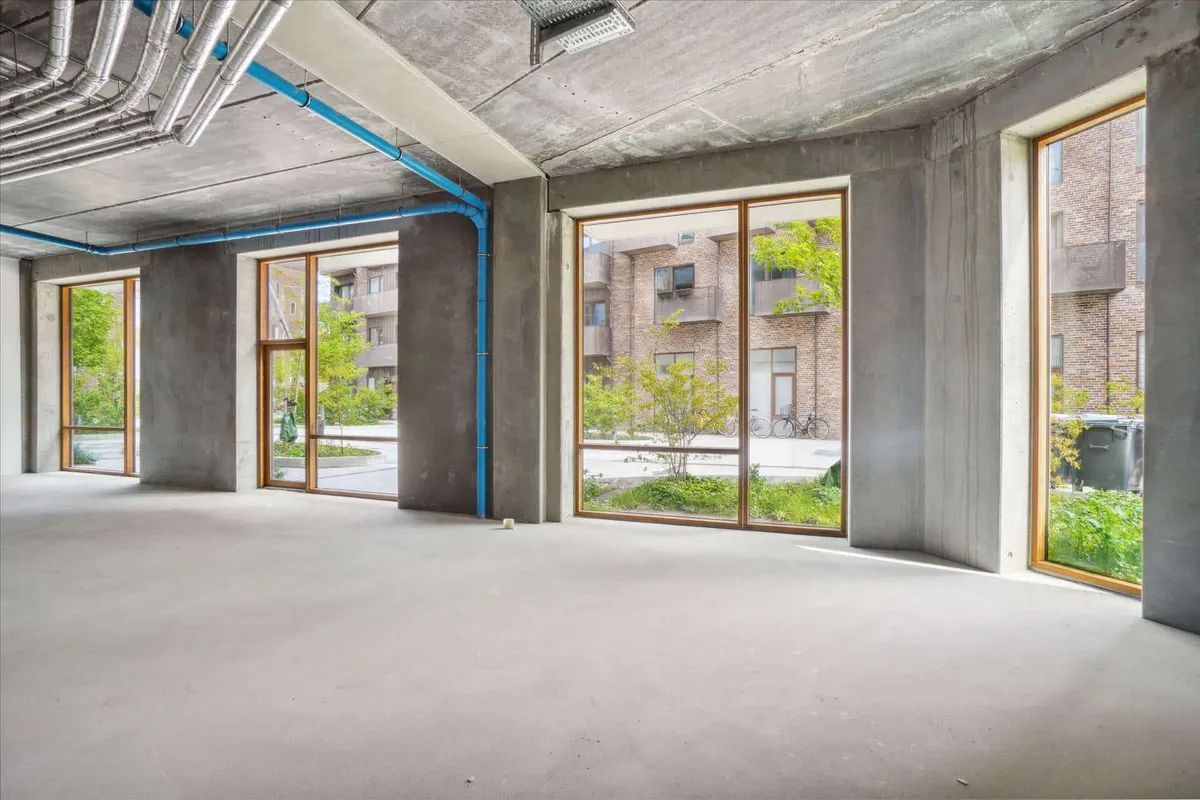 Lejlighed med store vinduer og en travl udsigt over Njalsgade. Lejligheden har eksponeret beton og højloftet. Lejligheden